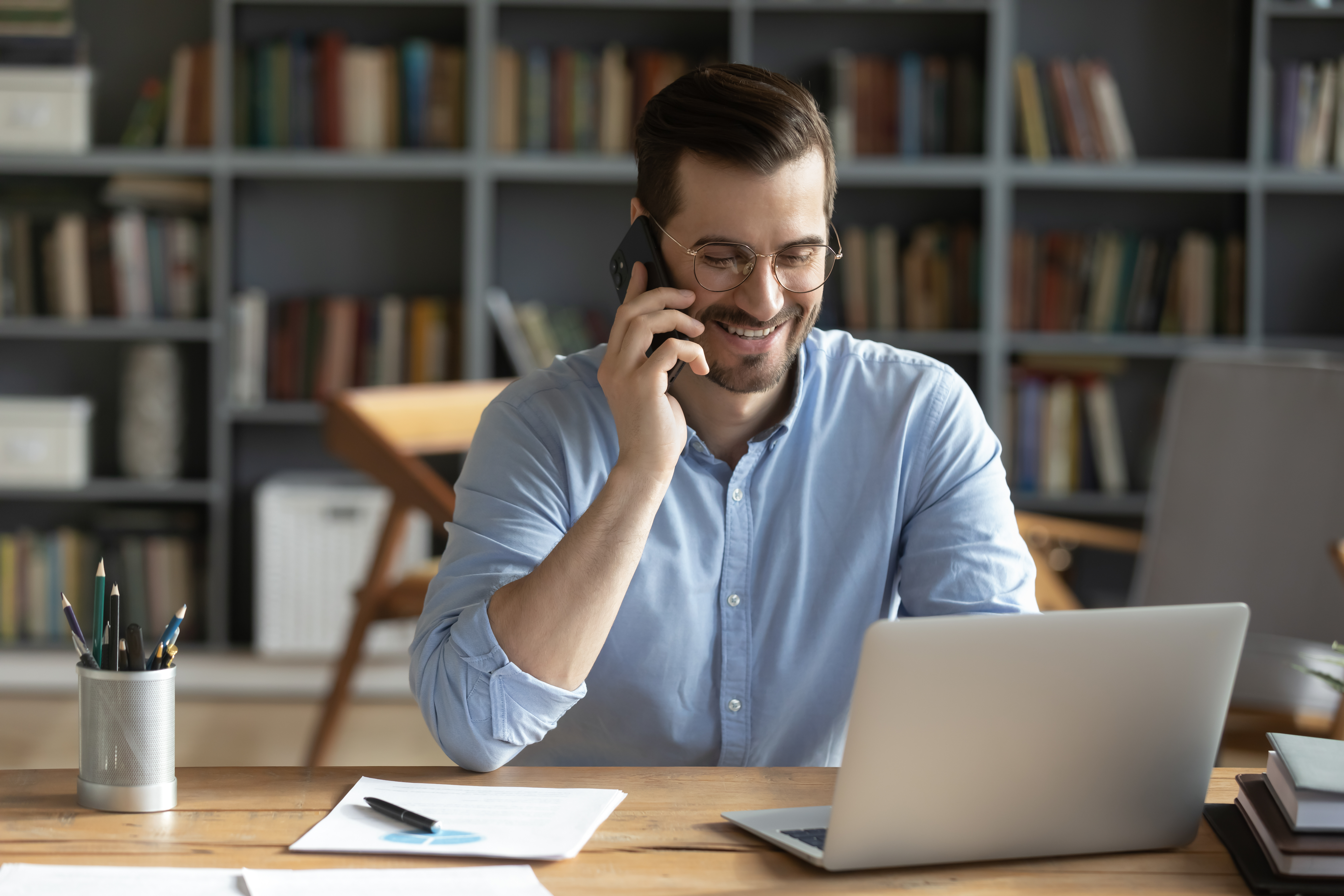 Ein Mann lächelt während eines Telefonats | Quelle: Shutterstock
