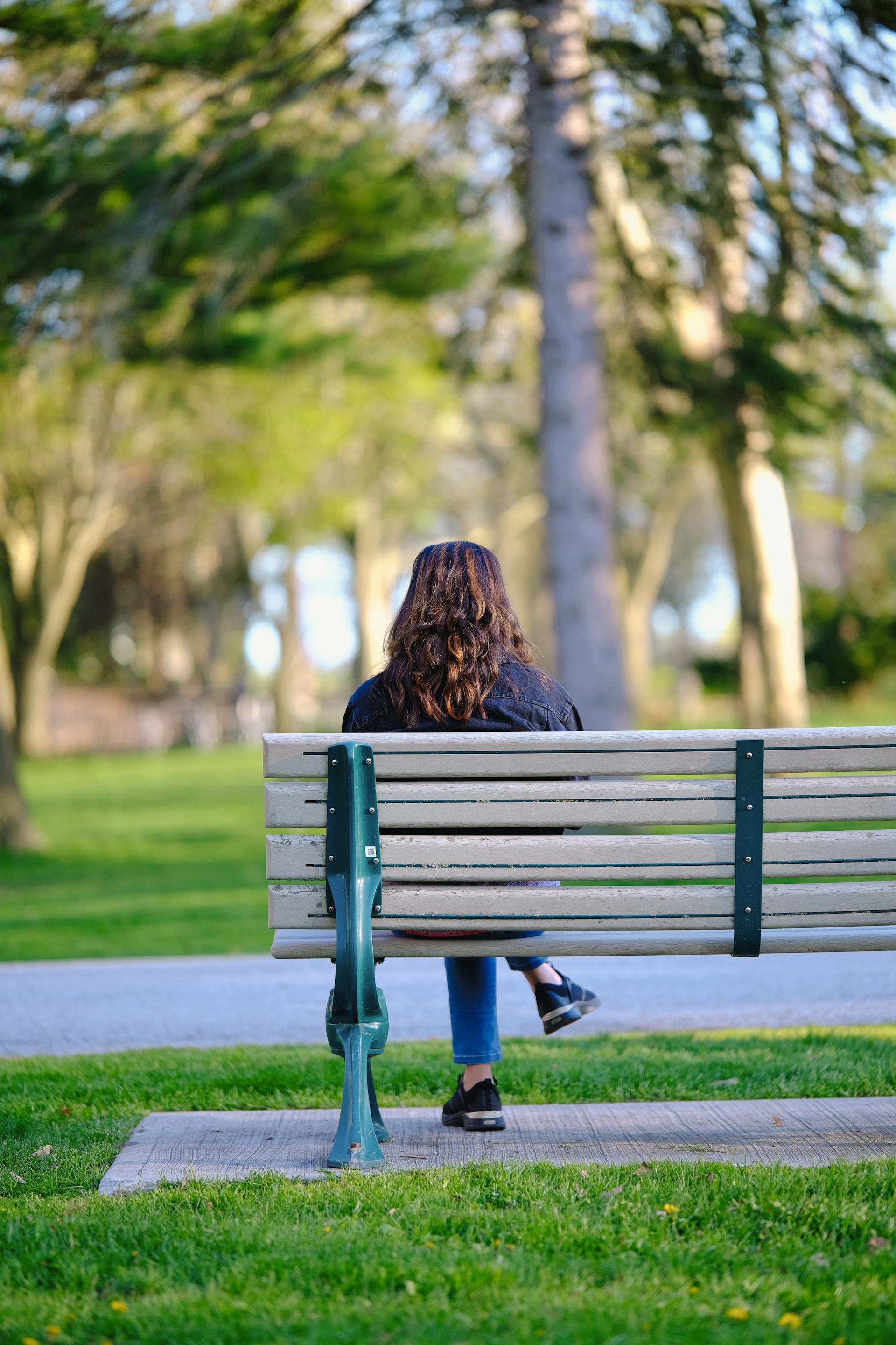 Eine Frau sitzt auf einer Bank | Quelle: Pexels