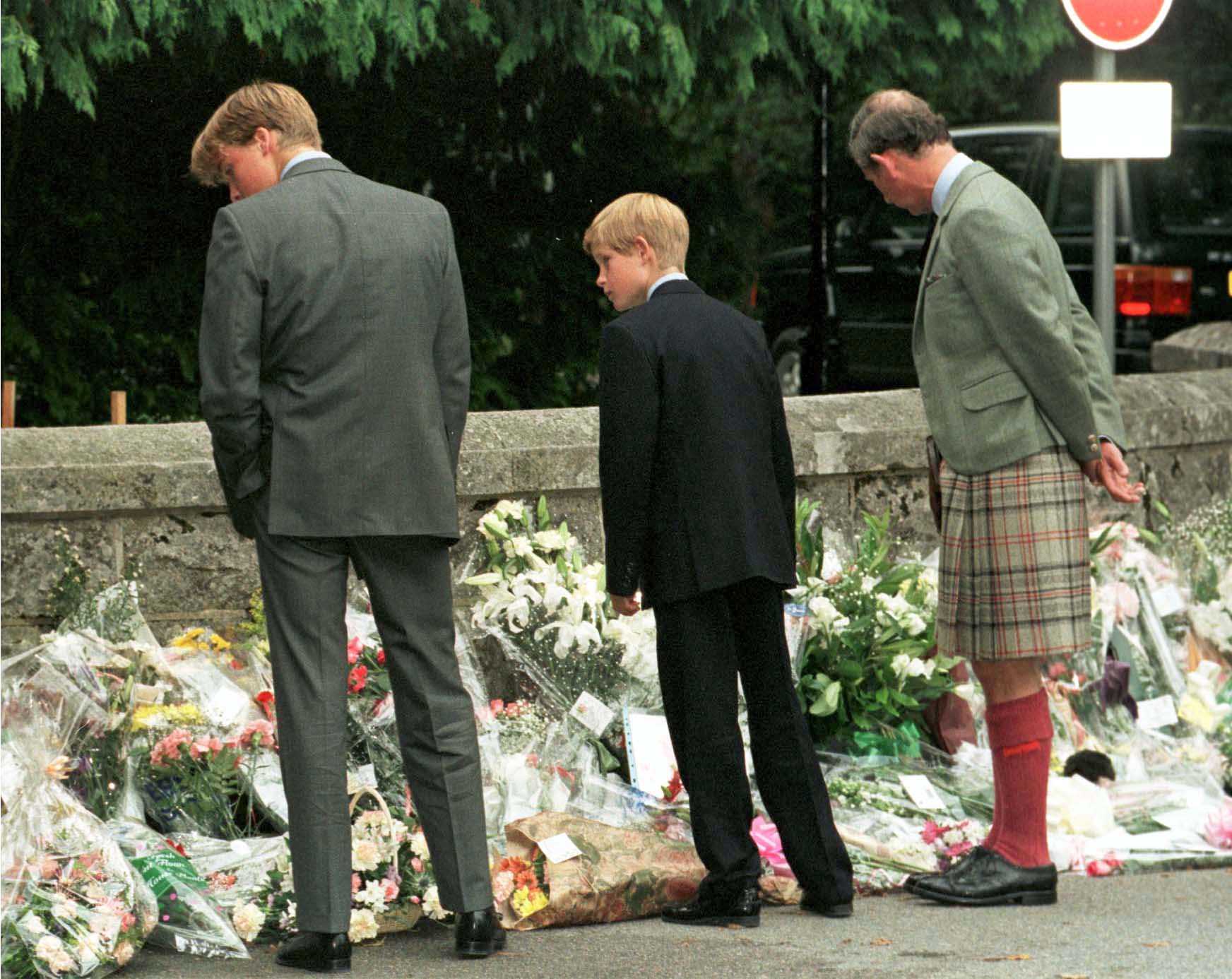 Am 5. September 1997 betrachtete Harry die Blumen, die vor dem Balmoral Castle zum Gedenken an Diana niedergelegt worden waren – einen Tag vor ihrer Beerdigung in der Westminster Abbey. | Quelle: Getty Images