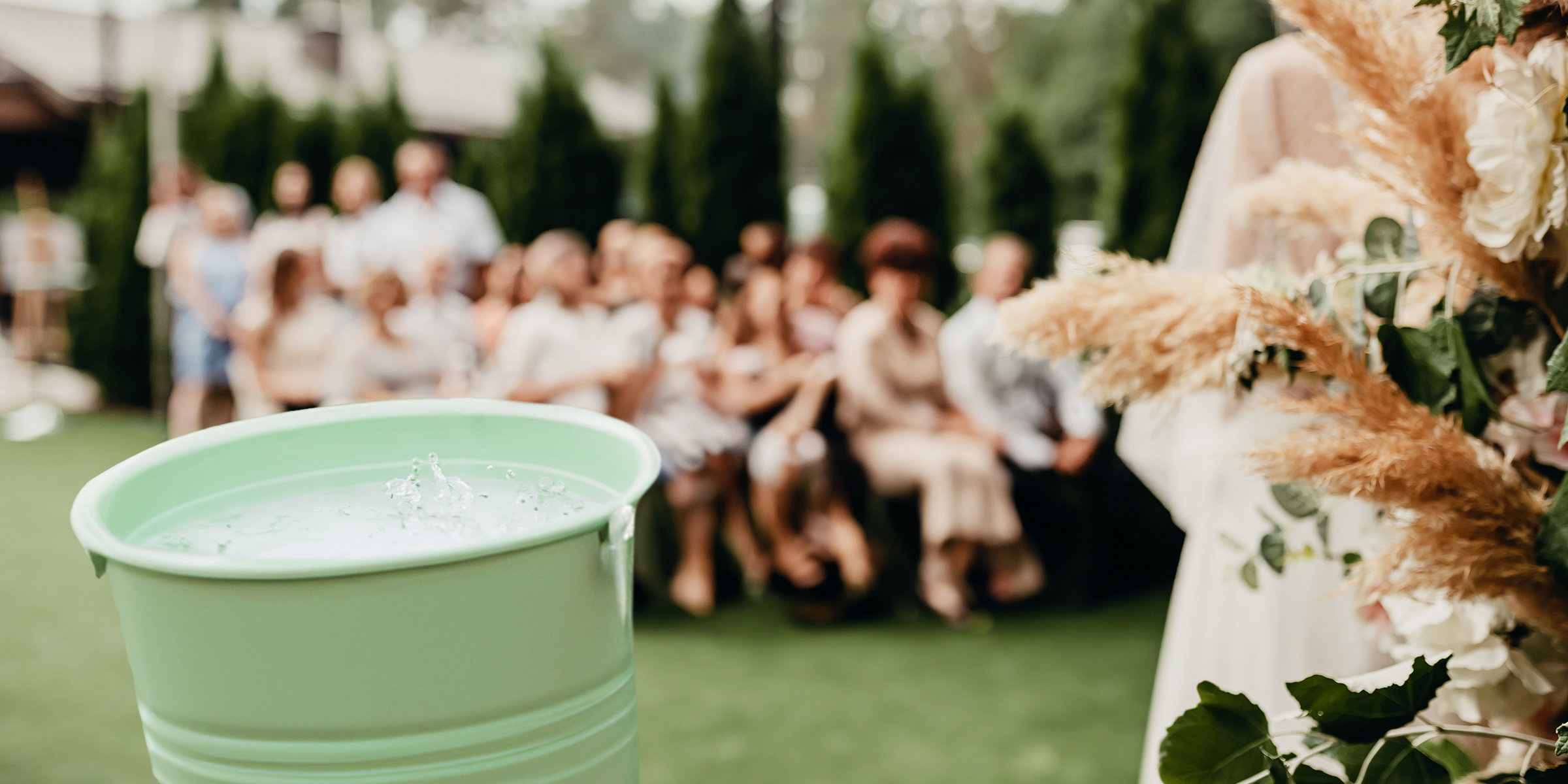 Ein Eimer mit Wasser auf einem Tisch bei einer Hochzeit | Quelle: Shutterstock