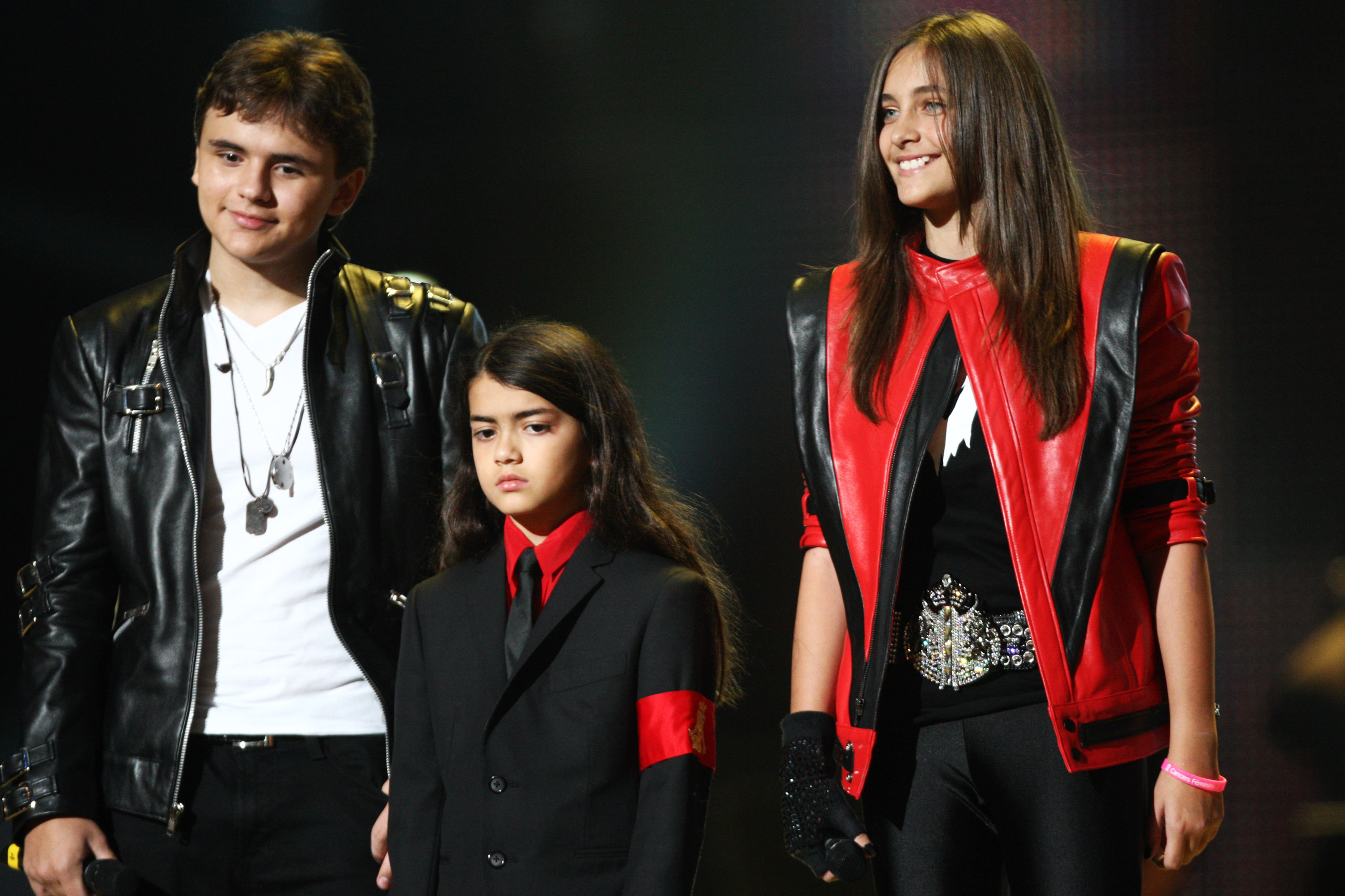 Prince, Blanket und Paris Jackson stehen auf der Bühne des "Michael Forever"-Konzerts zum Gedenken an den verstorbenen Michael Jackson in Cardiff, Großbritannien, am 8. Oktober 2011 | Quelle: Getty Images