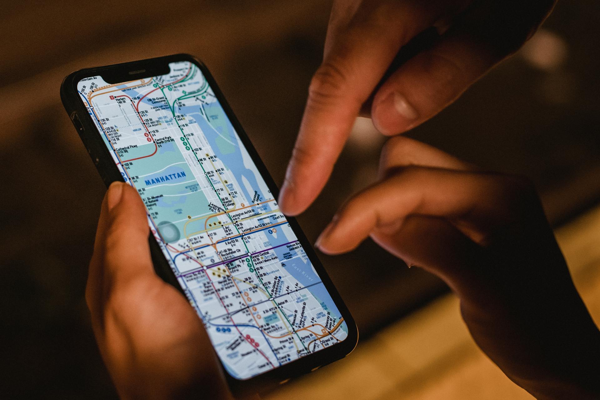 Ein Paar, das sich eine Wegbeschreibung auf einem Telefon ansieht | Quelle: Pexels