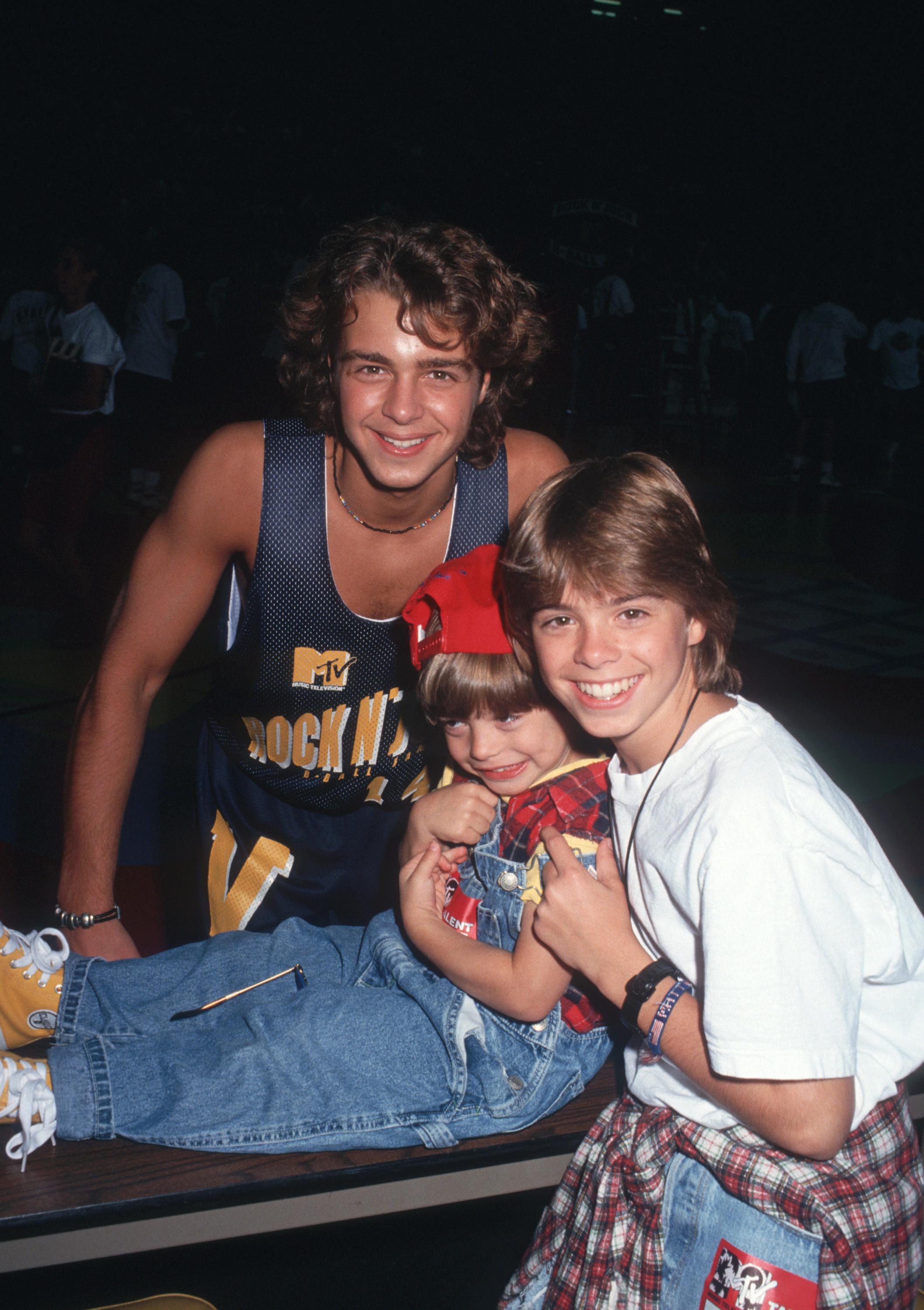 Joey, Andrew und Matthew Lawrence auf dem MTV Rock N' Jock B-Ball der Pediatric AIDS Foundation am 20. September 1992 | Quelle: Getty Images