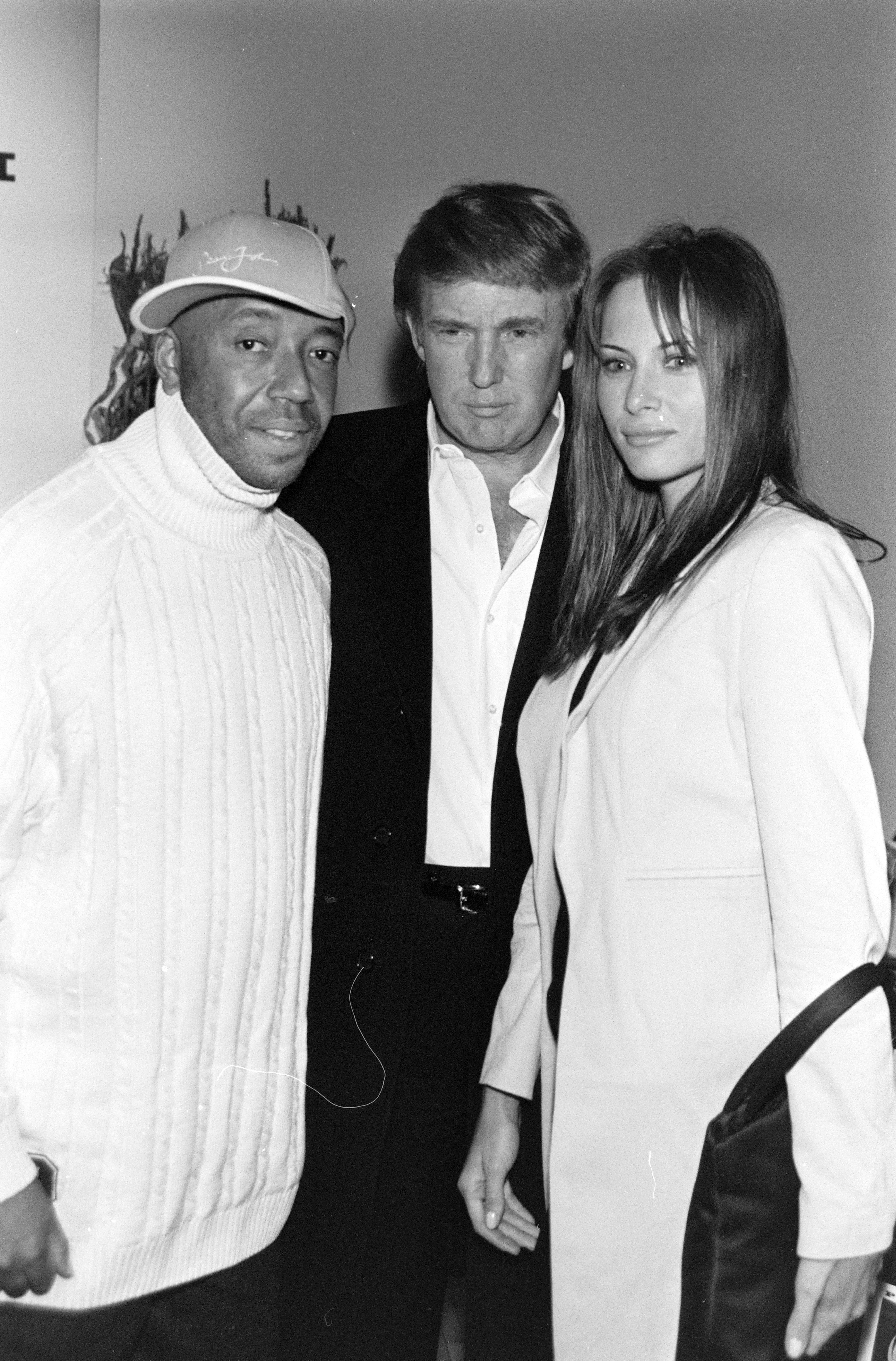 Russell Simmons mit Donald und Melania Trump bei der Phat Farm Spring 1998 Ready to Wear Fashion Show. | Quelle: Getty Images