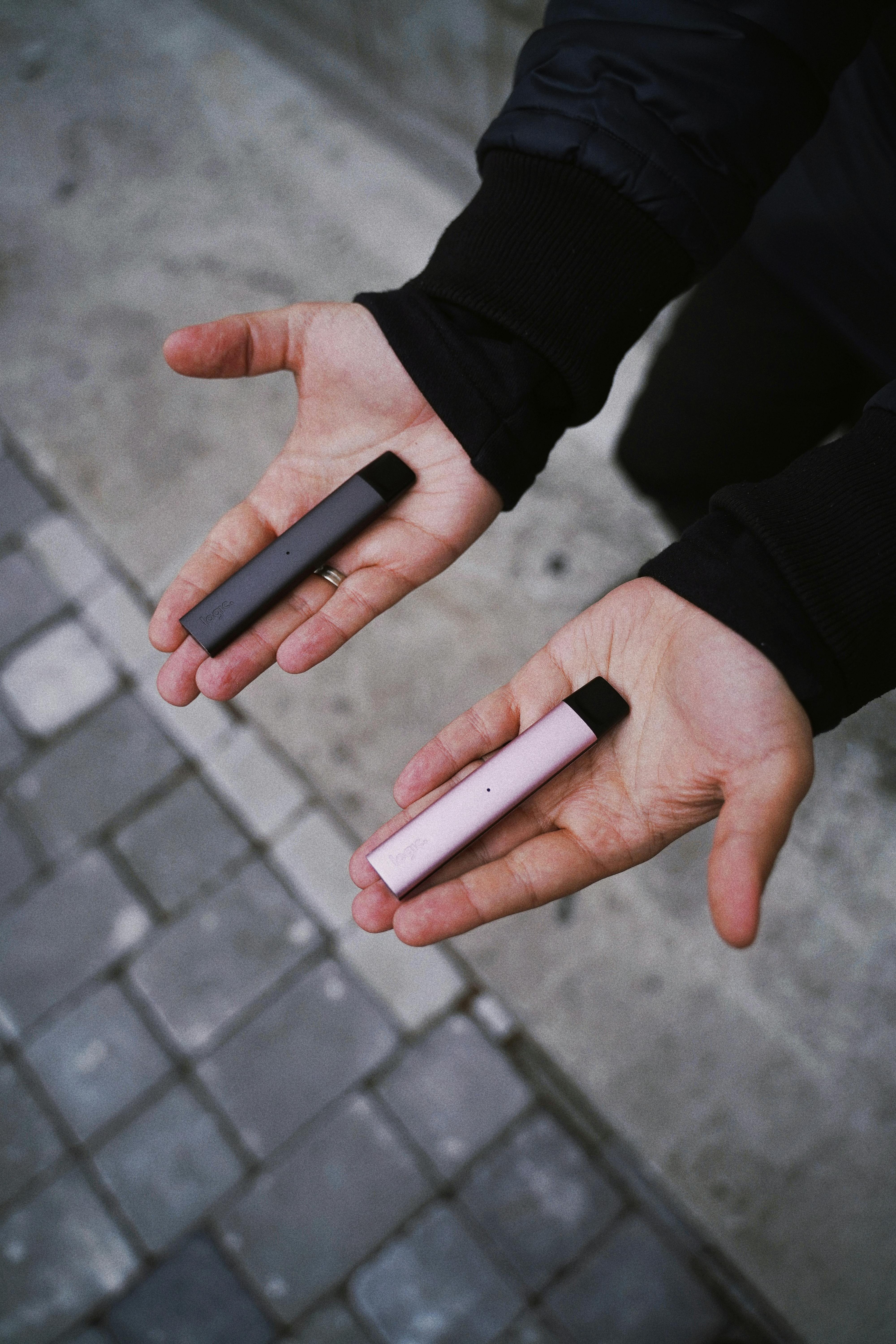 Eine Person mit Vape Pens | Quelle: Pexels