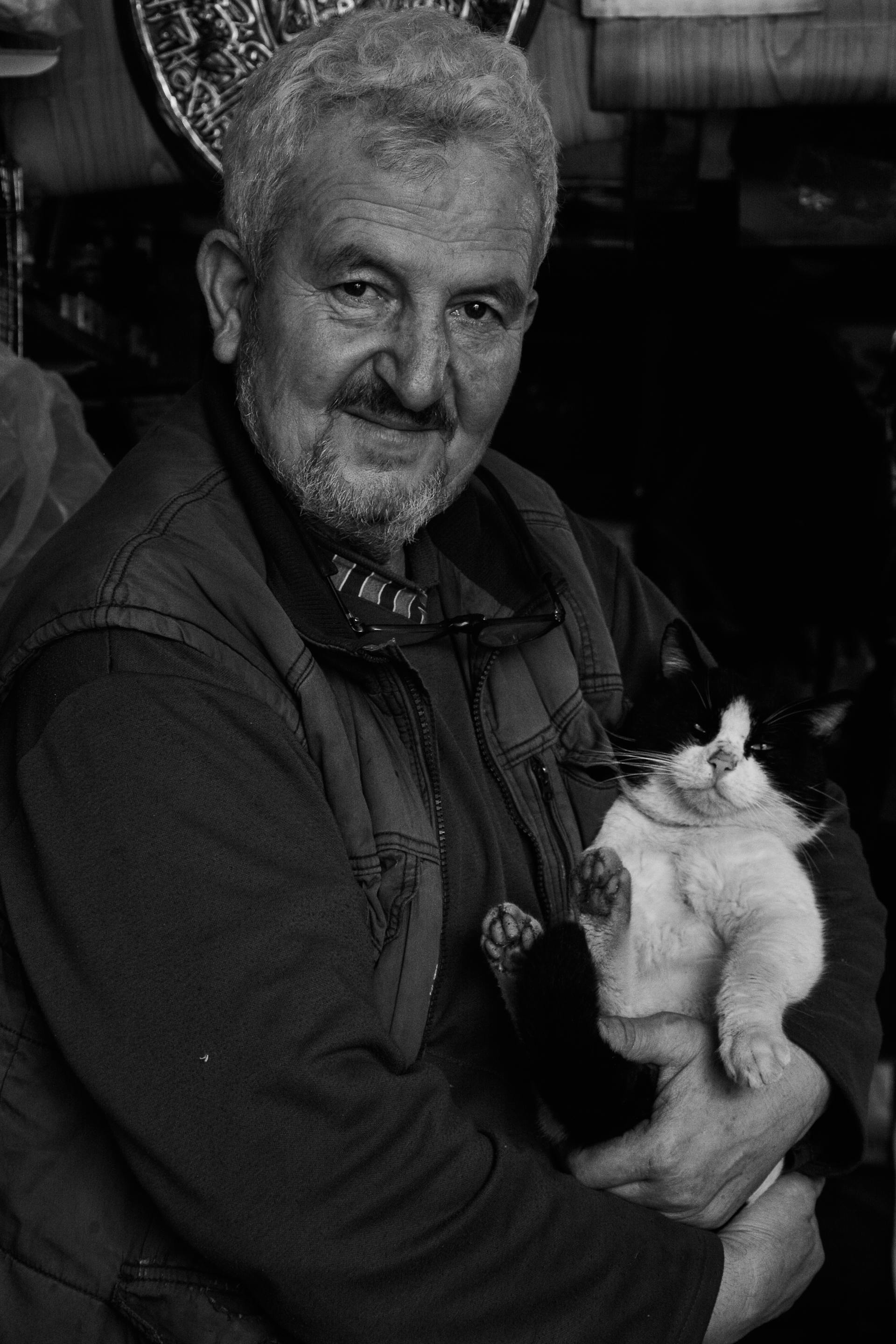 Ein älterer Mann hält eine Katze | Quelle: Pexels