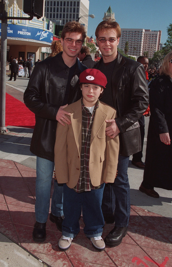 Die Geschwister bei der Westwood-Premiere von "Jack Frost", 1998 | Quelle: Getty Images