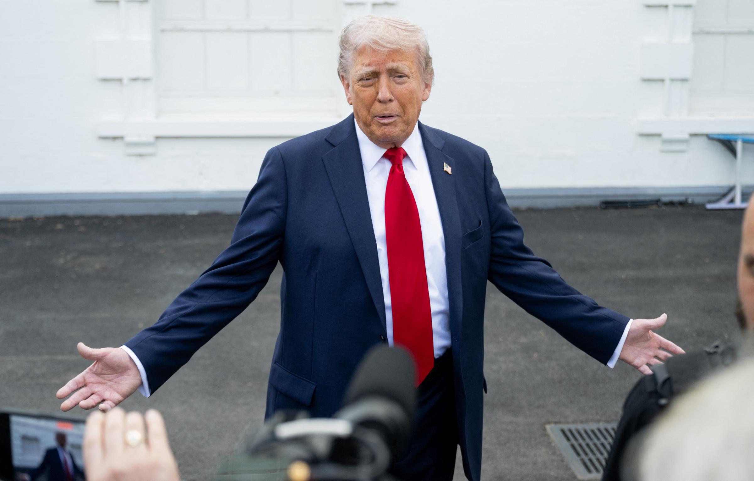 Donald Trump spricht mit Reportern vor dem Weißen Haus in Washington, D.C., am 23. April 2025. | Quelle: Getty Images