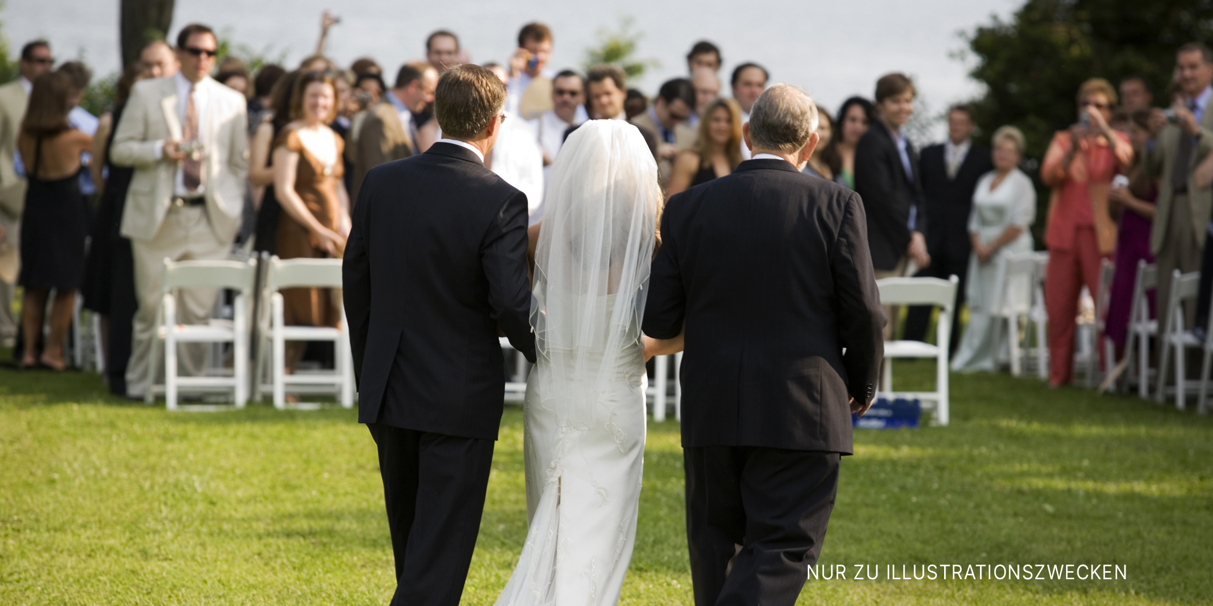 Die Braut, die mit zwei Männern zum Altar schreitet | Quelle: Getty Images