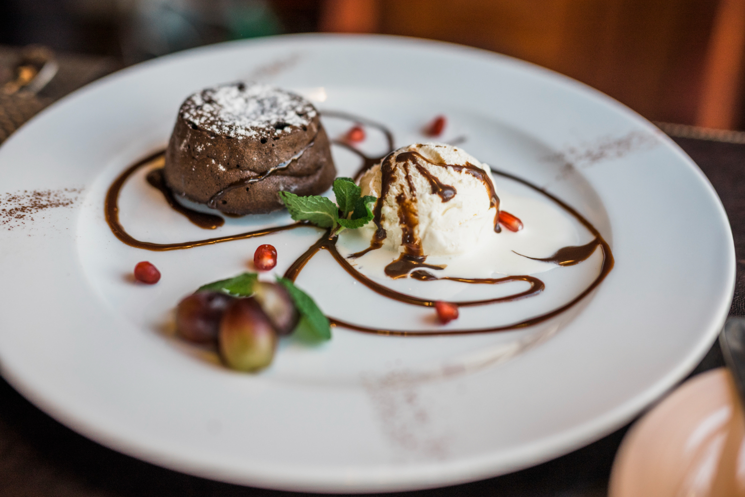 Teller mit Dessert im Restaurant | Quelle: Freepik