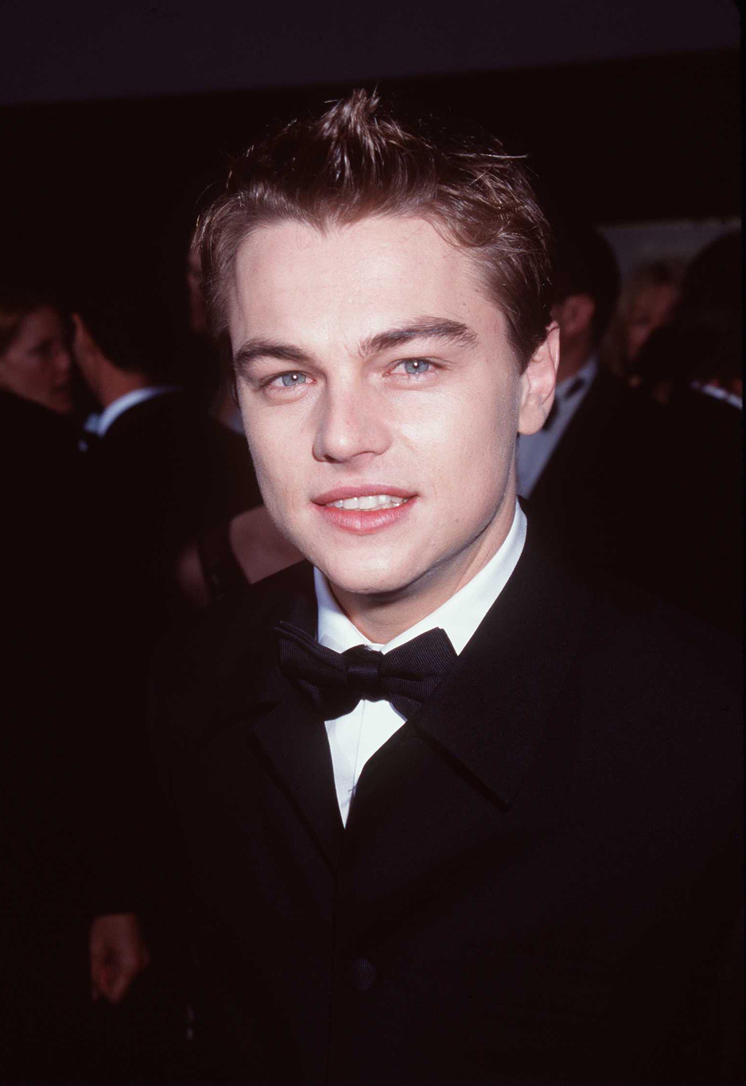 Leonardo DiCaprio besucht die Golden Globe Awards am 18. Januar 1998 in Beverly Hills, Kalifornien | Quelle: Getty Images