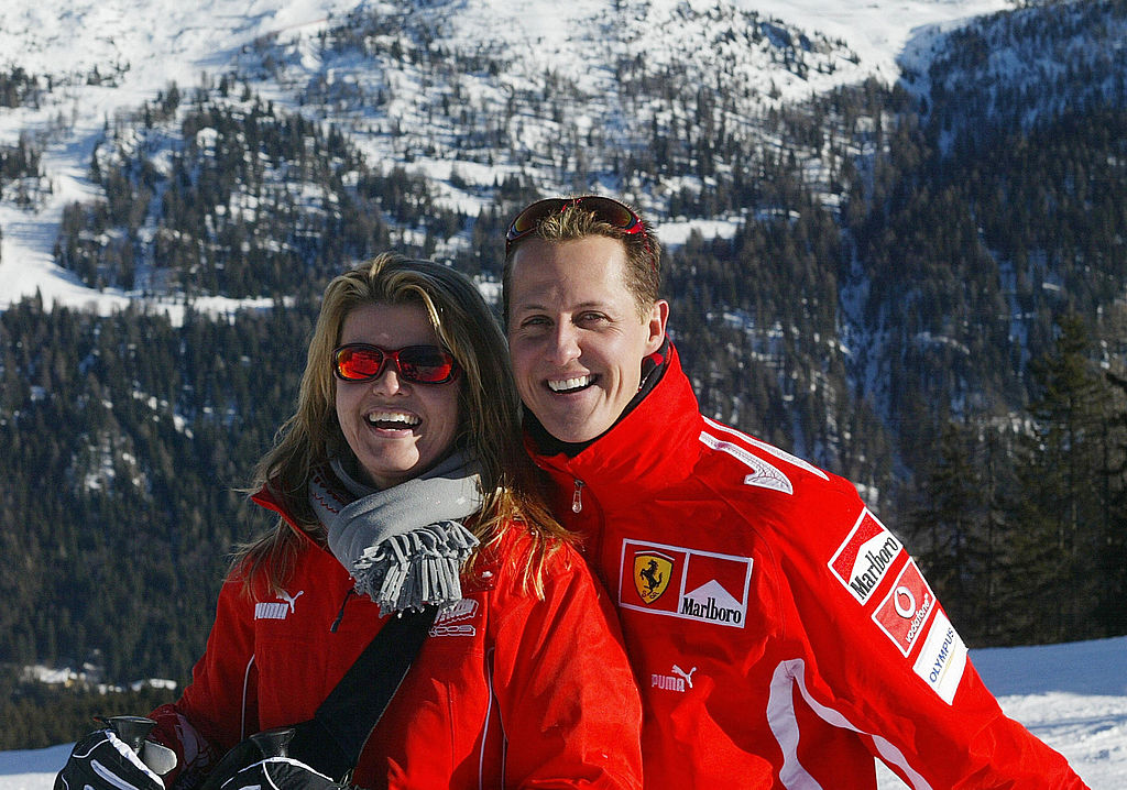 Der deutsche Formel-1-Fahrer Michael Schumacher posiert mit seiner Frau Corinna im Wintersportort Madonna di Campiglio in den Dolomiten in Norditalien, 11. Januar 2005. | Quelle: Getty Images