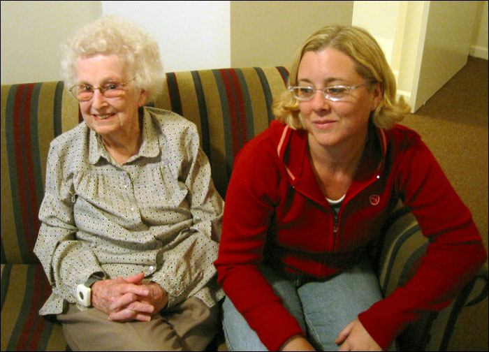Eine ältere Dame mit einer jüngeren Frau | Quelle: Flickr