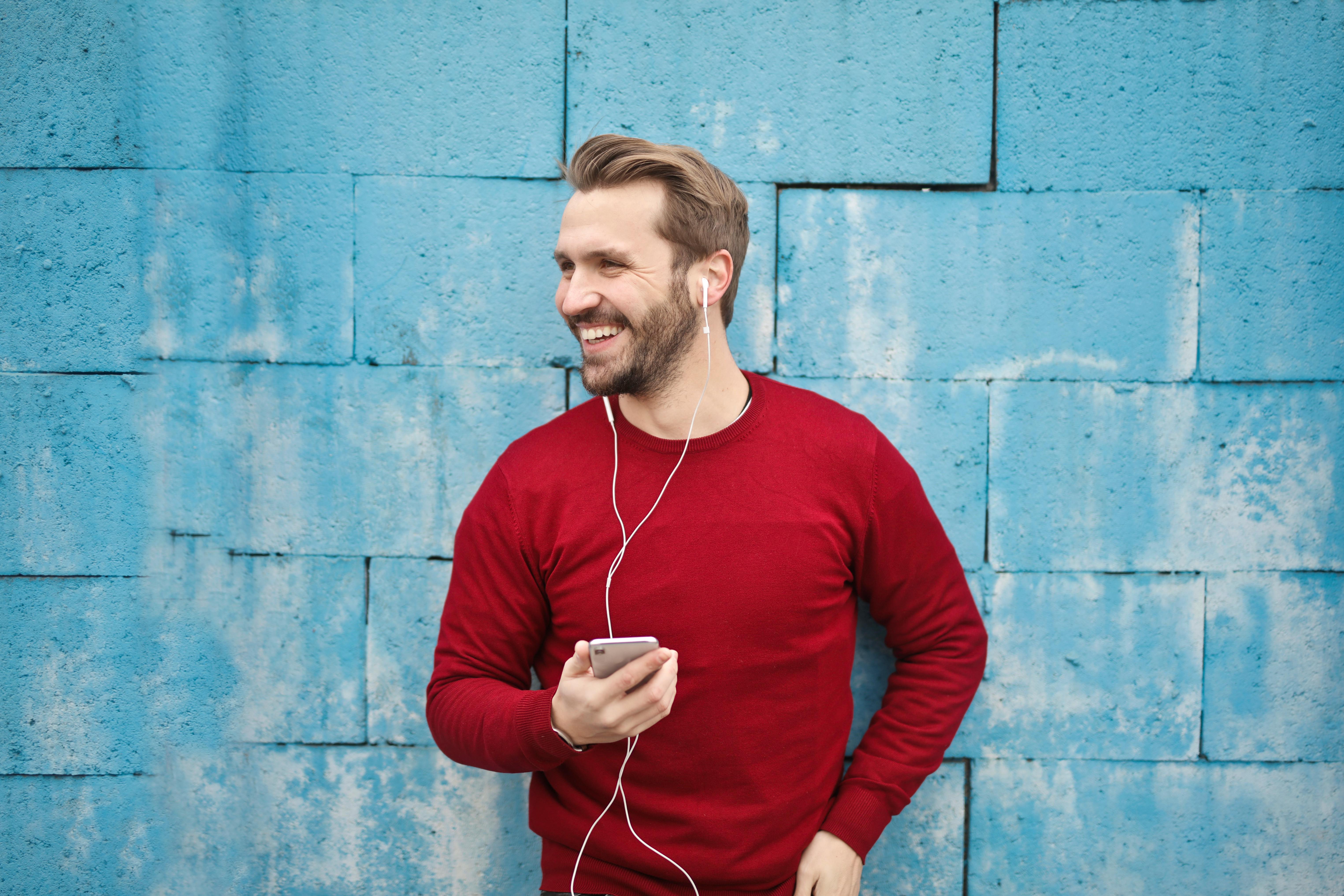 Ein glücklicher Mann mit Kopfhörer | Quelle: Pexels