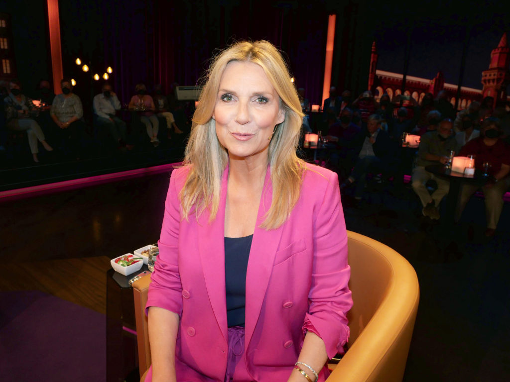 13. Mai 2022, Berlin: Moderatorin Kim Fisher, aufgenommen während der Talkshow „Riverboat Berlin“ im RBB-Studio in Berlin-Charlottenburg. | Quelle: Getty Images