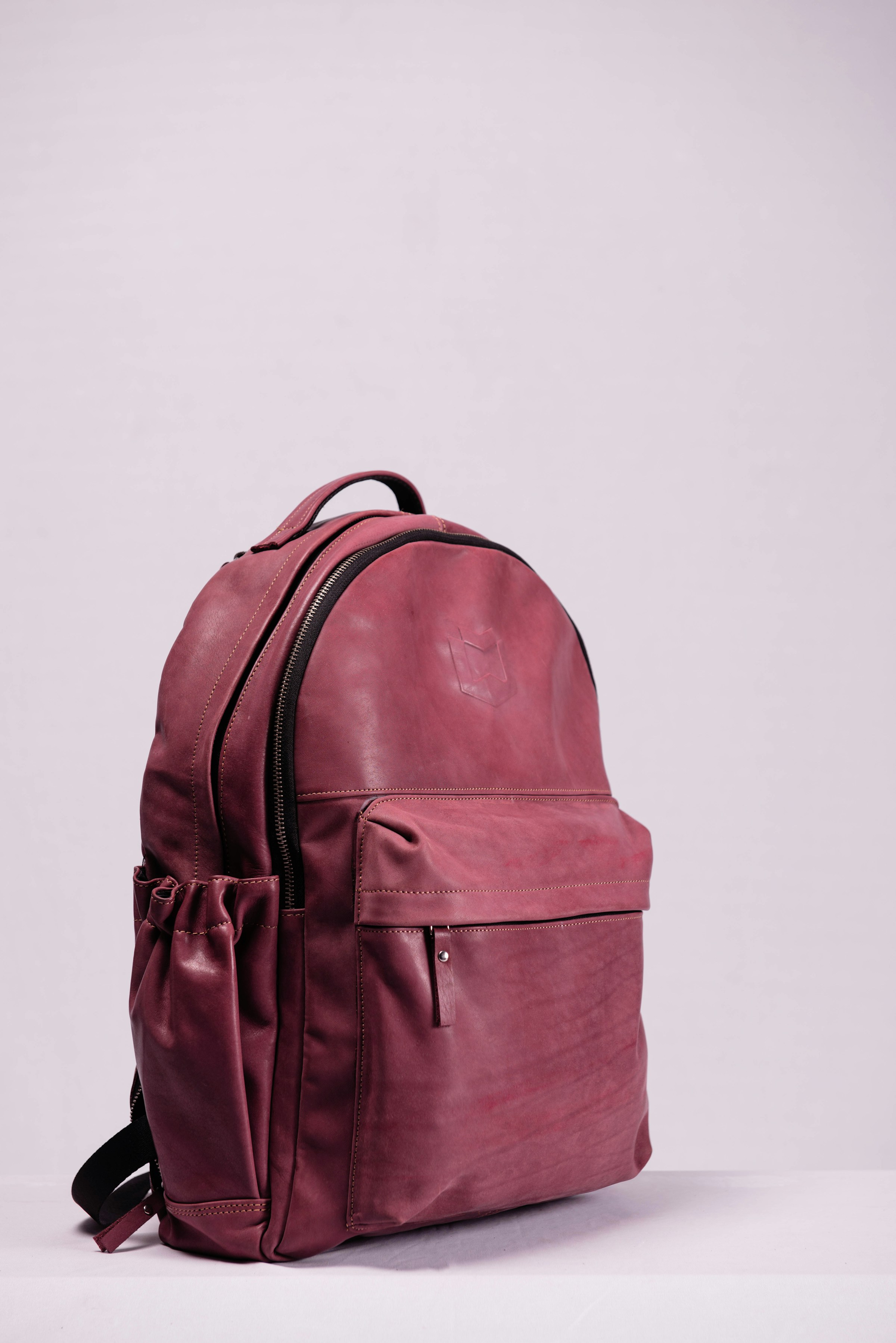 Ein roter Rucksack auf dem Boden | Quelle: Unsplash