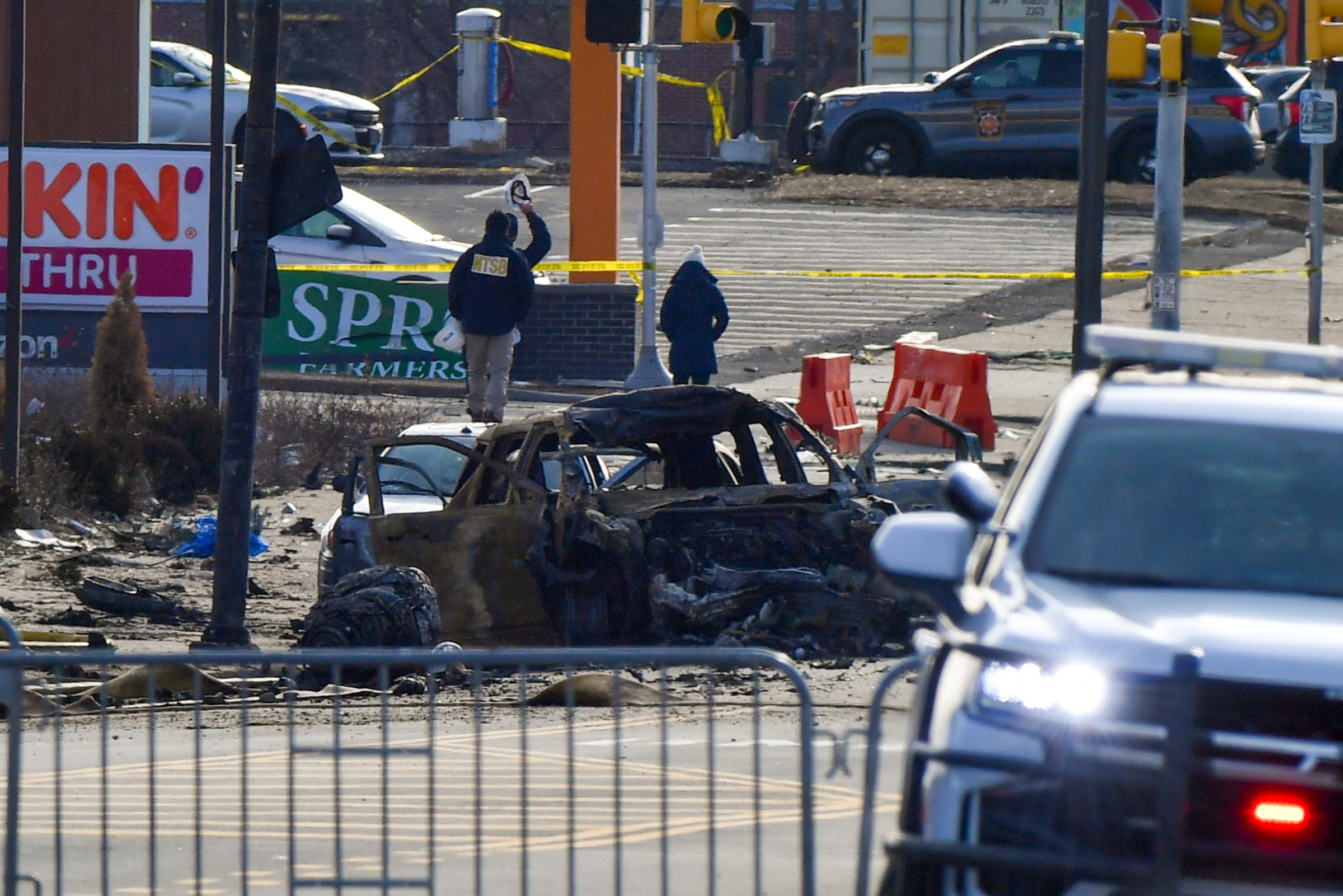 Das National Transportation Safety Board untersucht die Absturzstelle eines medizinischen Jets im Nordosten Philadelphias am 2. Februar 2025 | Quelle: Getty Images