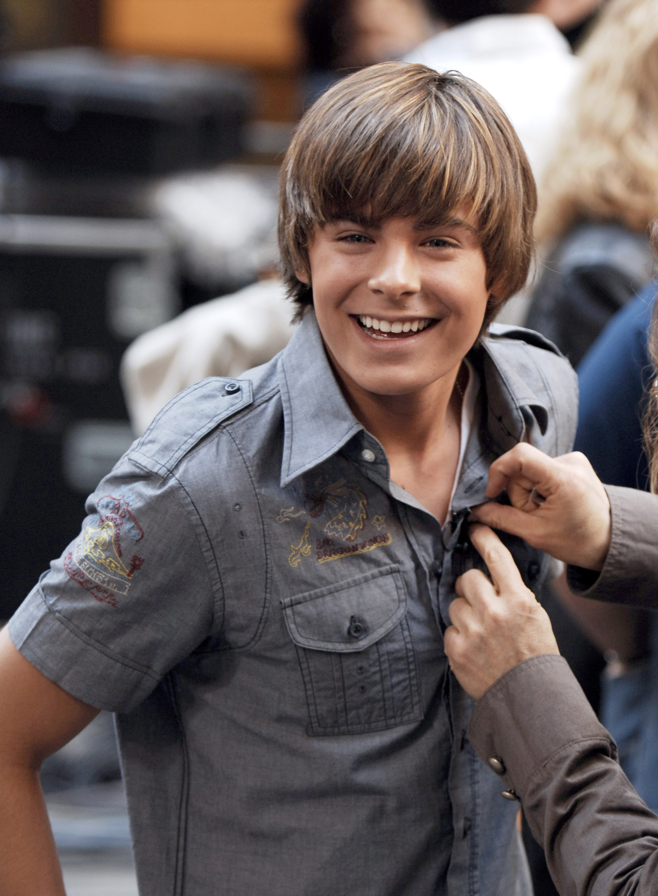 Zac Efron bei einem Auftritt mit Kevin Covais und der "High School Musical"-Besetzung in der "The Today Show" am 30. März 2006 in New York City | Quelle: Getty Images