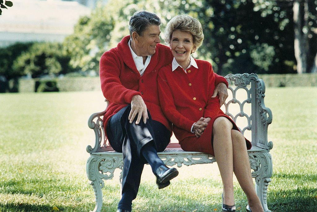Der ehemalige US-Präsident Ronald Reagan und First Lady Nancy Reagan teilen einen Moment in diesem undatierten Aktenfoto. Reagan wird am 6. Februar 2004 93 Jahre alt. | Quelle: Getty Images