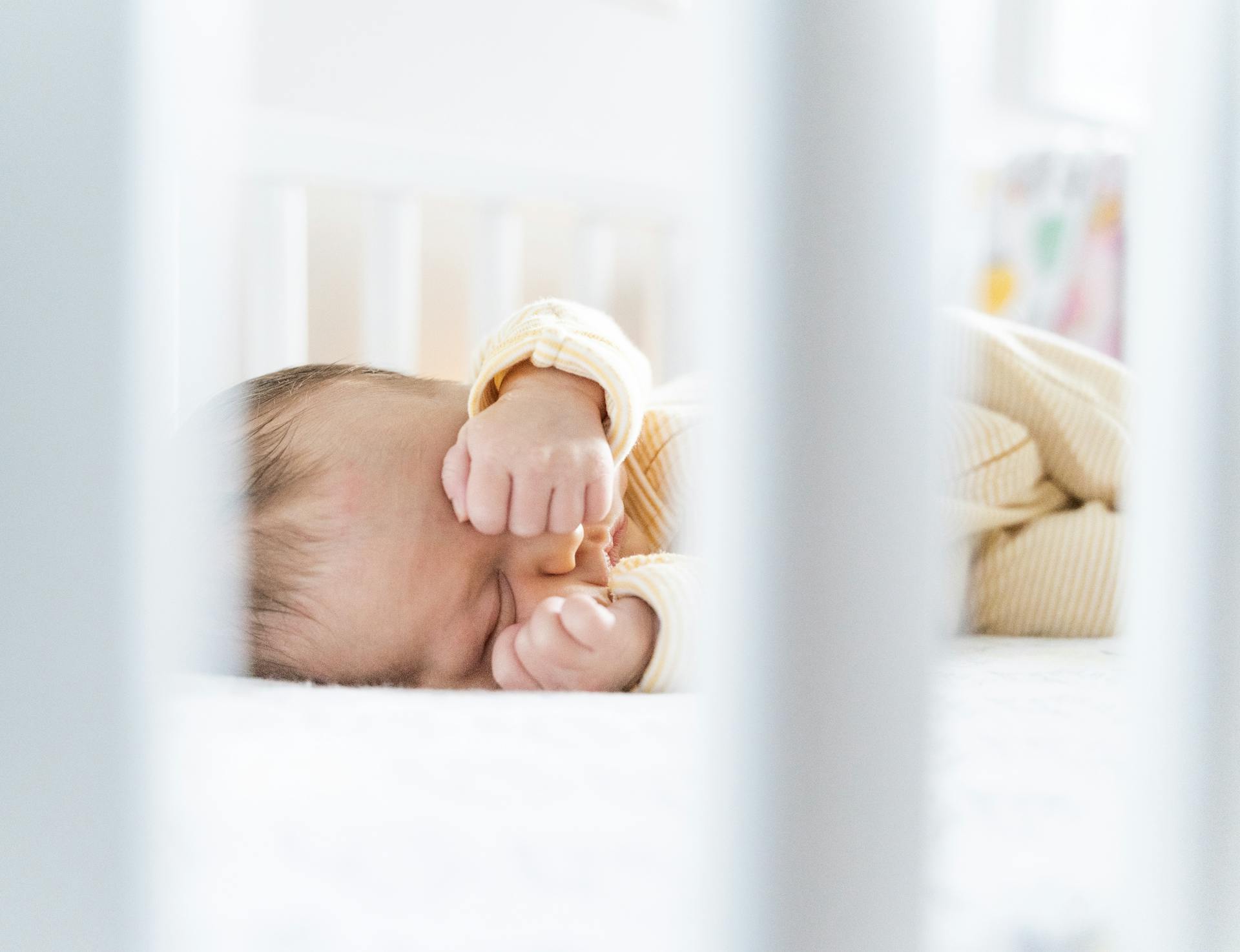 Ein Baby in einem Kinderbett | Quelle: Pexels