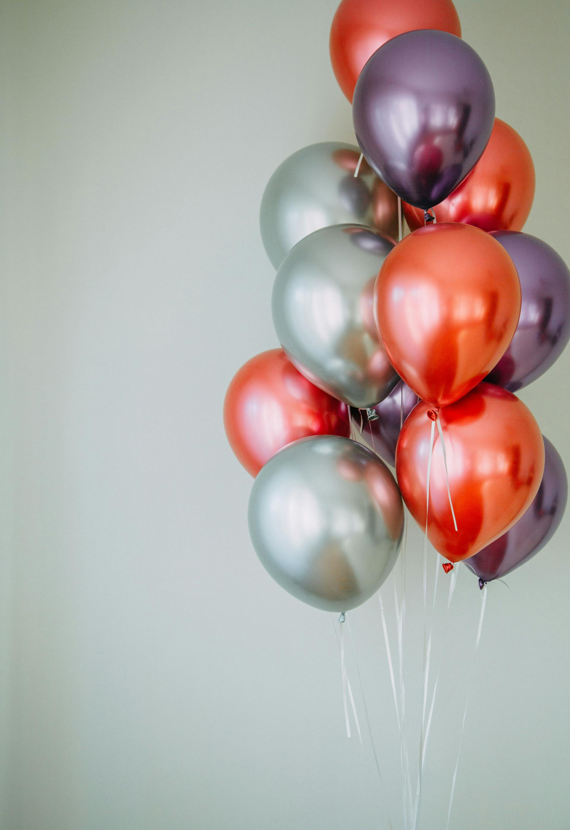 Schwebende, glänzende Ballons | Quelle: Pexels