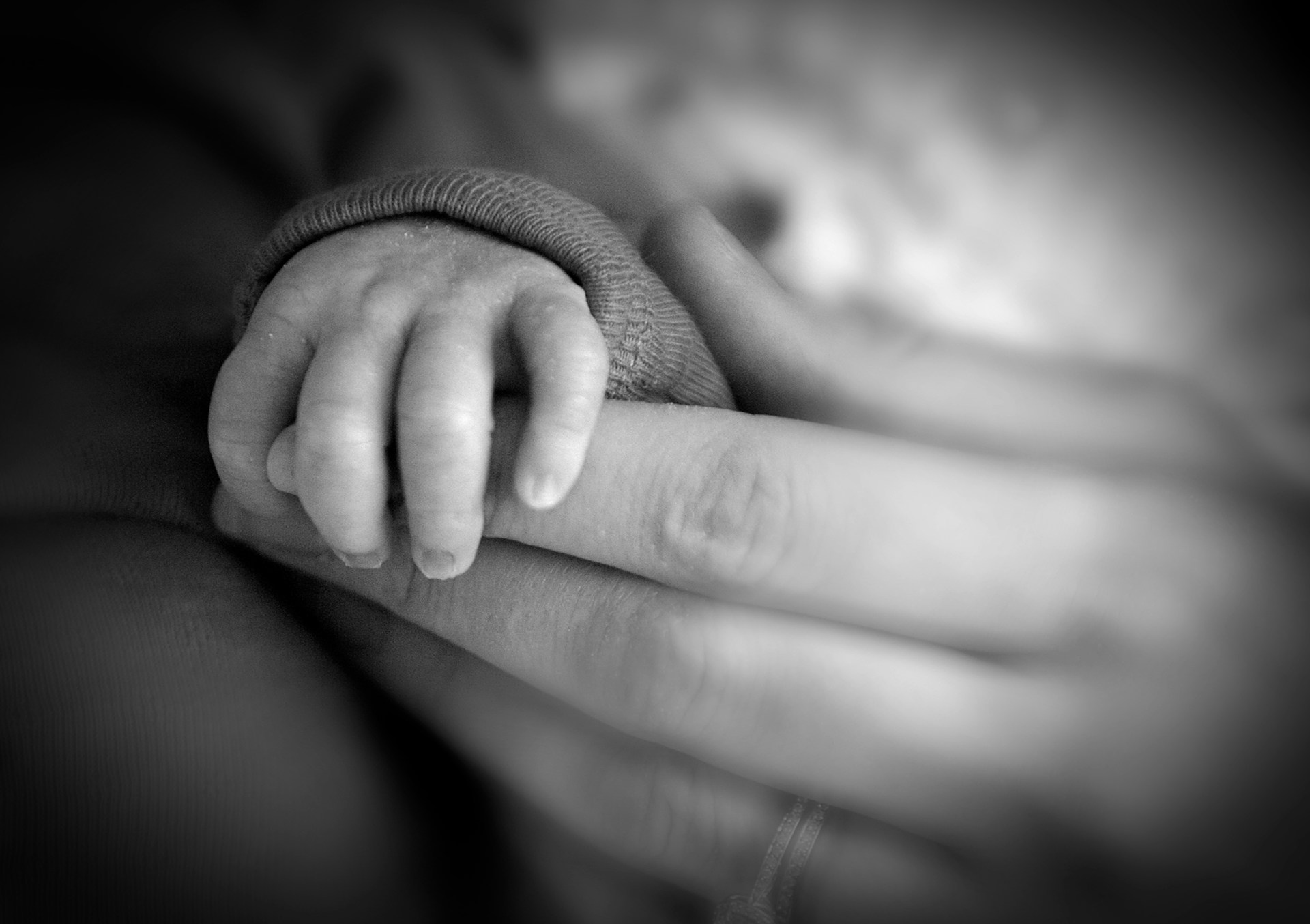Eine Mutter hält die Hand ihres Babys | Quelle: Unsplash