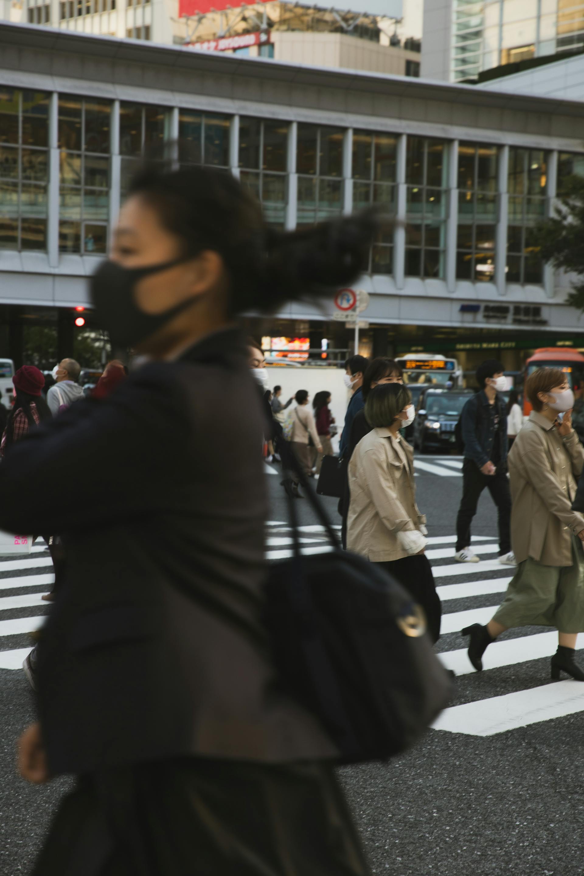 Eine belebte Straße in der Stadt | Quelle: Pexels