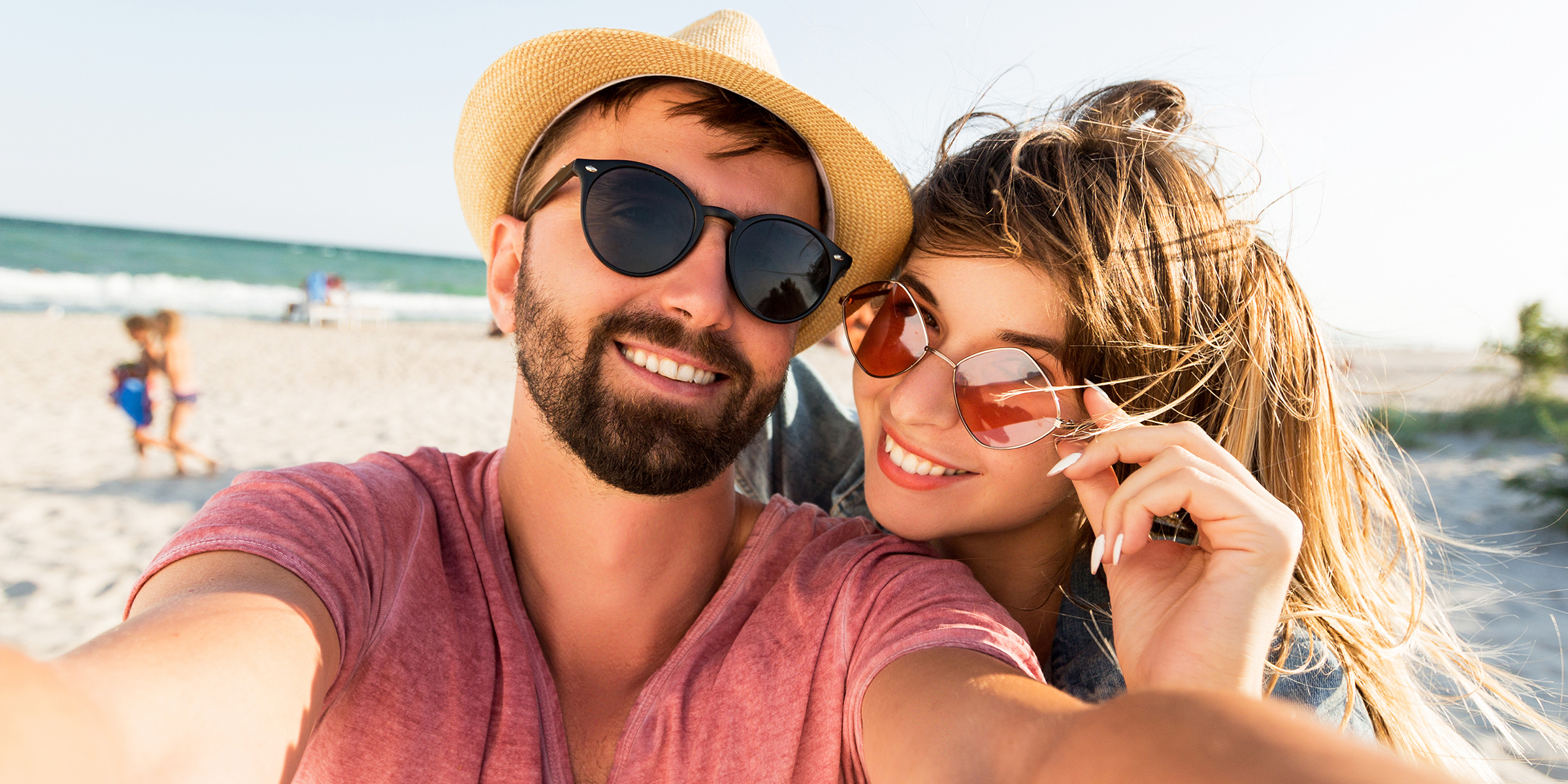 Ein Paar am Strand | Quelle: Shutterstock
