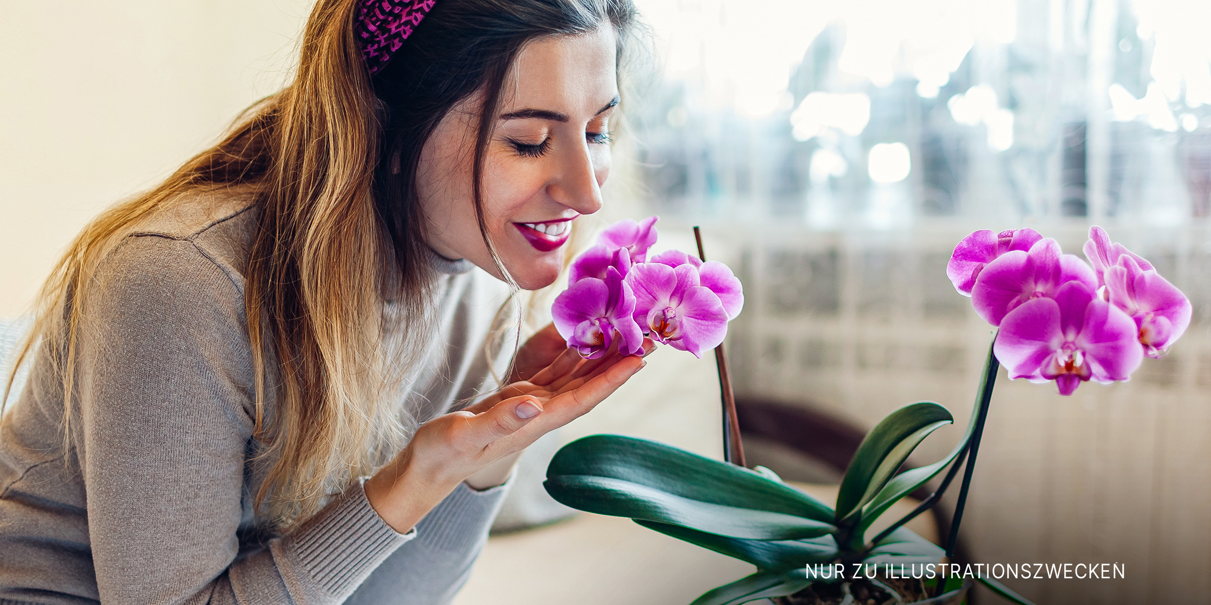 Eine Frau riecht an den Blumen | Quelle: Shutterstock