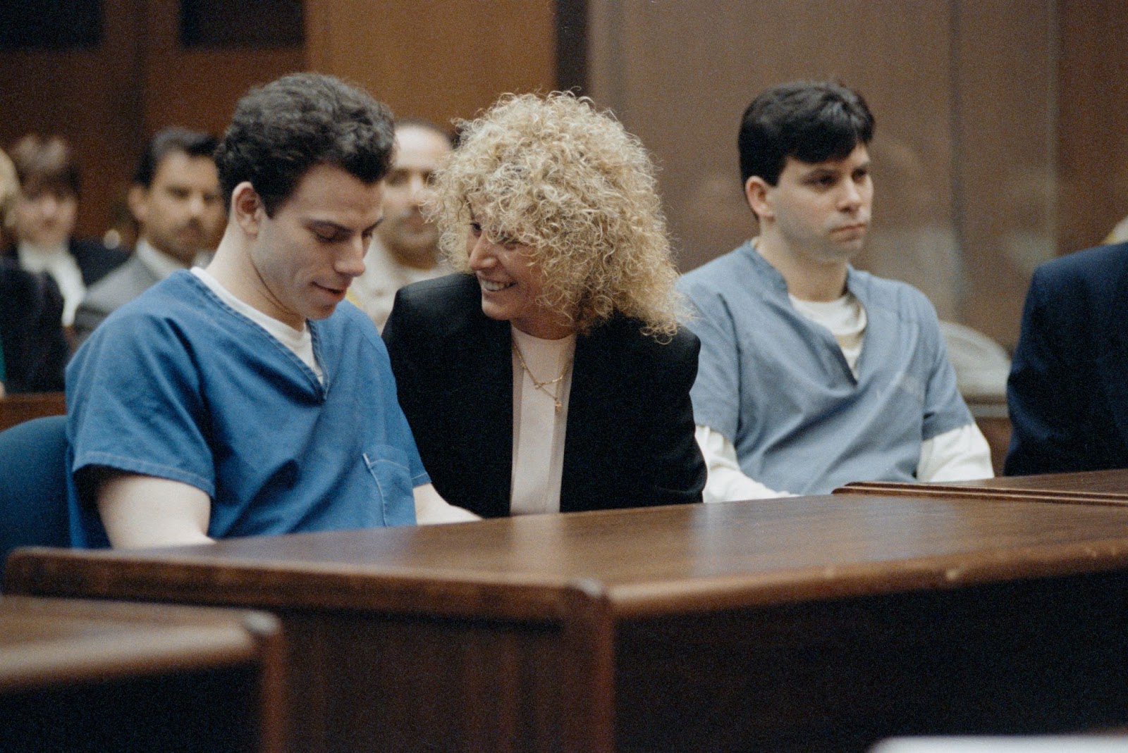 Erik und Lyle Menendez mit ihrem Anwalt. | Quelle: Getty Images