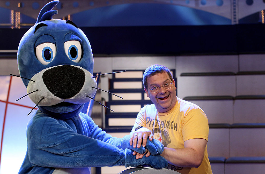 Fernsehmoderator Elton (rechts) und Maskottchen Piet posieren beim Fototermin zur Sendung „1, 2 oder 3“ am 6. Mai 2010 in München. | Quelle: Getty Images