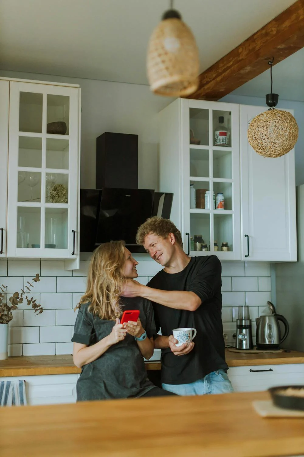 Ein Paar in seiner Küche | Quelle: Pexels