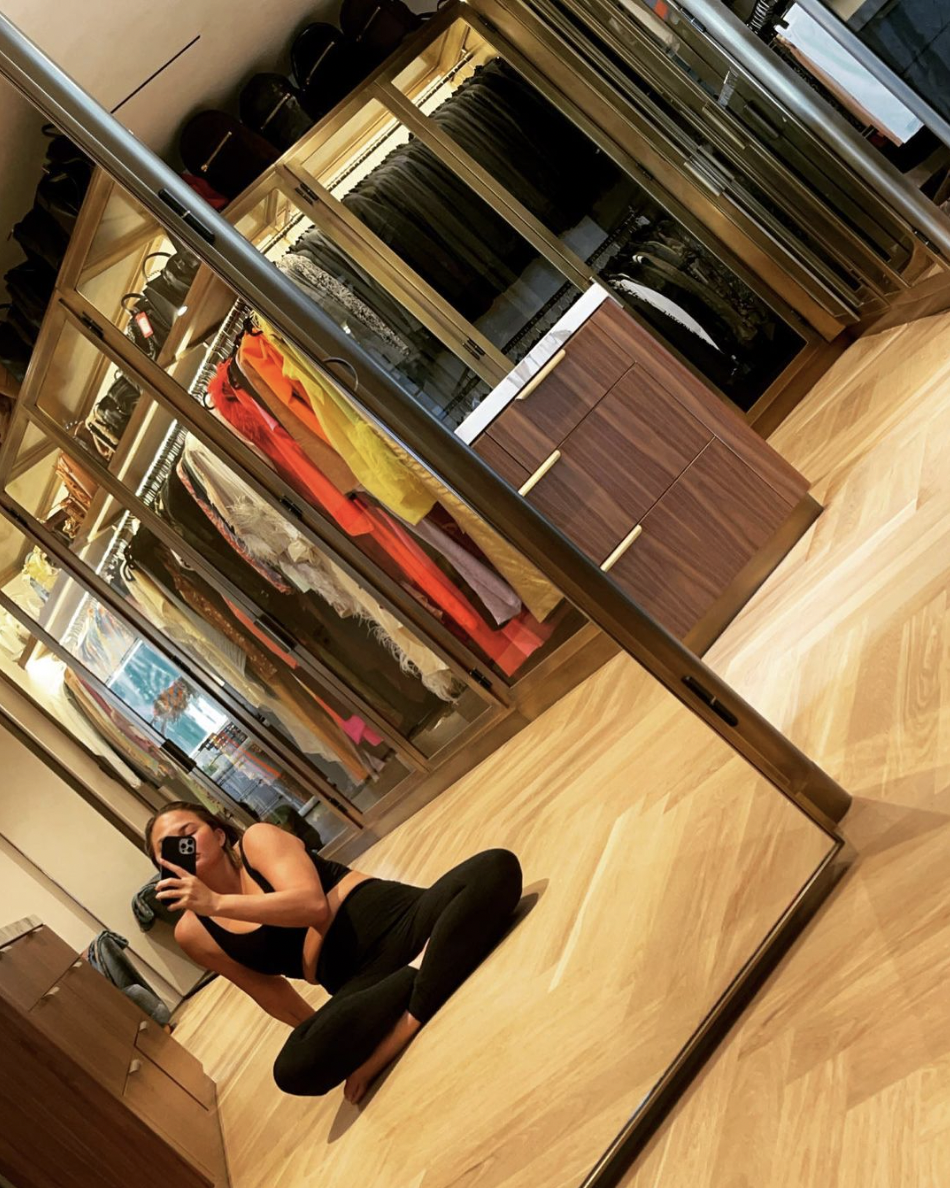 Das Spiegel-Selfie von Chrissy Teigen vom September 2021. | Quelle: Instagram/ChrissyTeigen