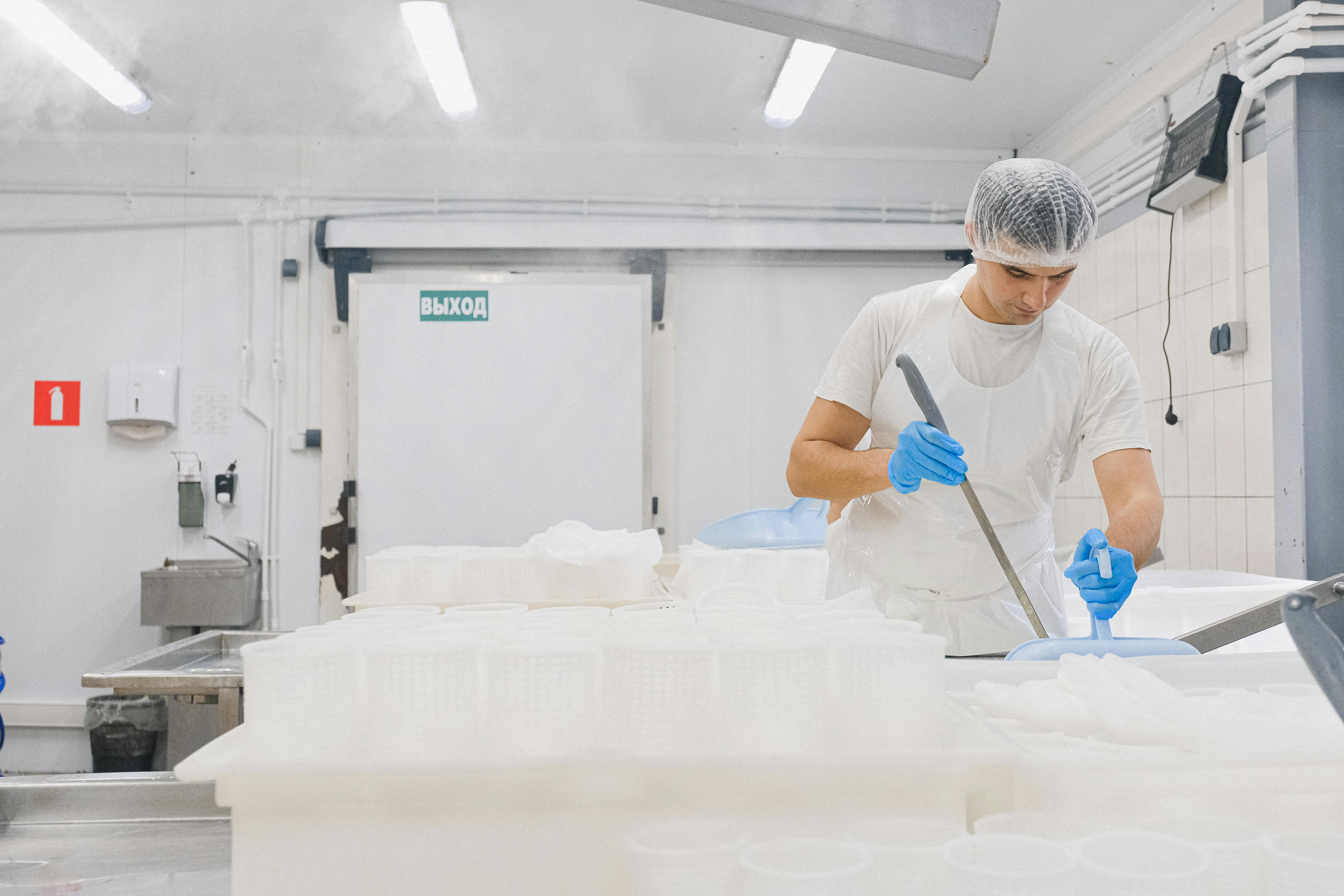 Ein Mann arbeitet in einer Käsefabrik | Quelle: Pexels