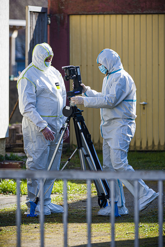 23. März 2026, Niedersachsen, Barsinghausen: Kriminaltechniker der Polizei arbeiten vor einem Einfamilienhaus in der Region Hannover | Quelle: Getty Images