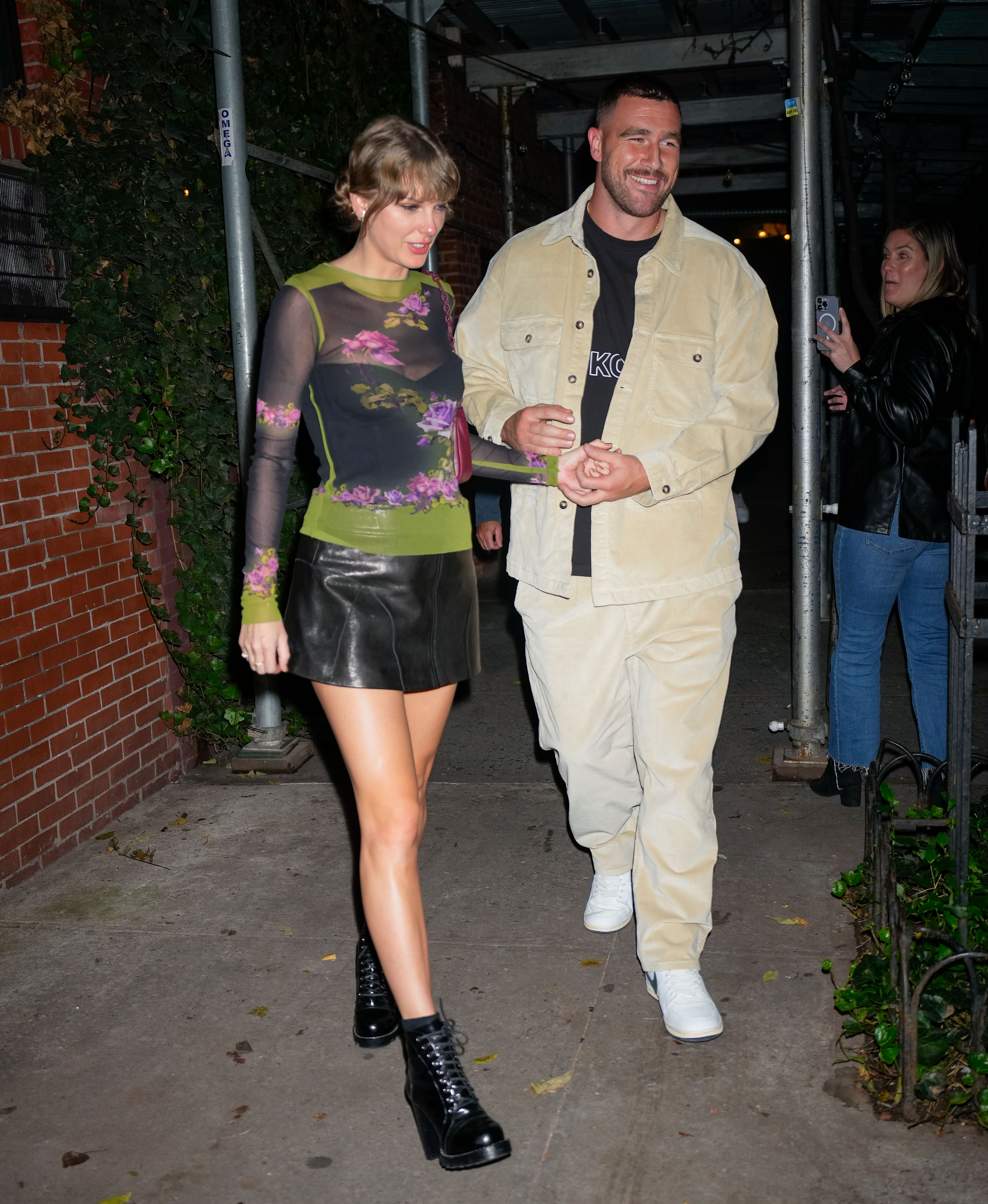 Taylor Swift und Travis Kelce werden am 15. Oktober 2023 in New York City gesichtet | Quelle: Getty Images