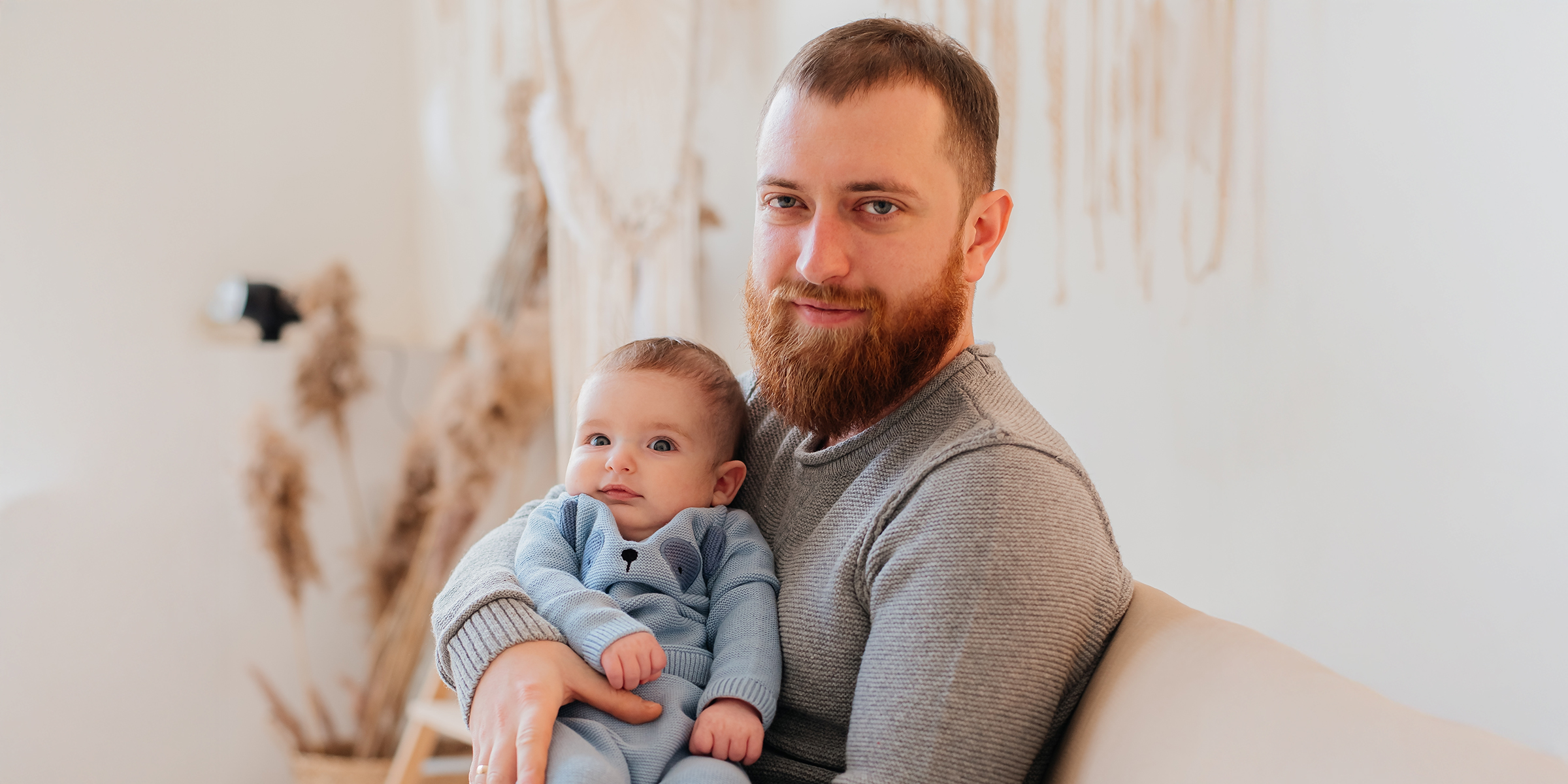 Ein Mann hält ein Baby | Quelle: Shutterstock