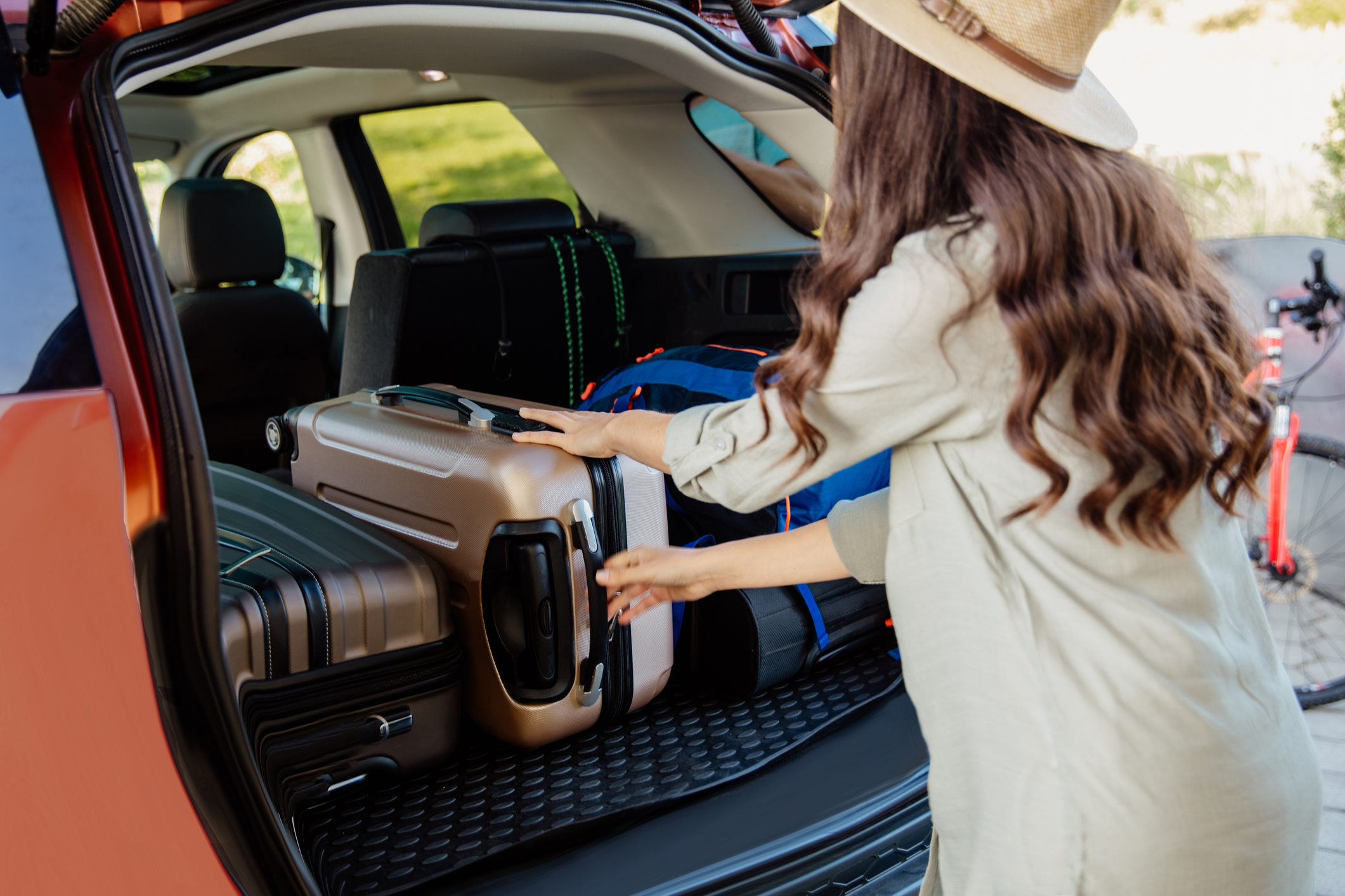 Eine Frau holt Taschen aus einem Auto | Quelle: Getty Images