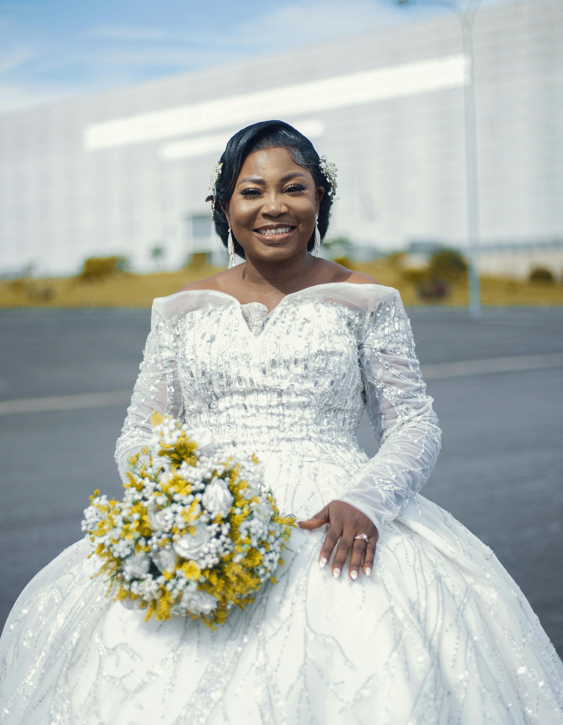 Eine glückliche Braut in ihrem Hochzeitskleid | Quelle: Pexels