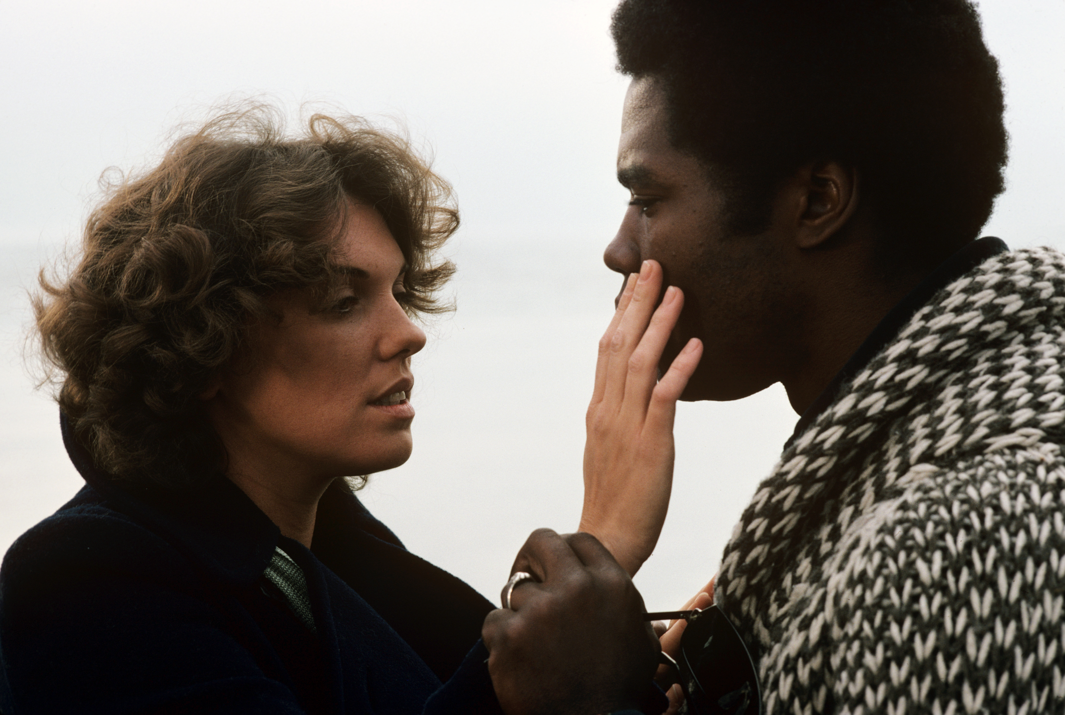 Tyne Daly und Georg Stanford Brown in einer Folge von "The Rookies" um 1976. | Quelle: Getty Images