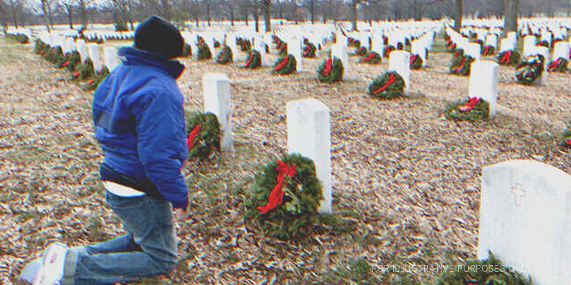 Ein Mann sitzt neben einem Grab. | Quelle: Getty Images