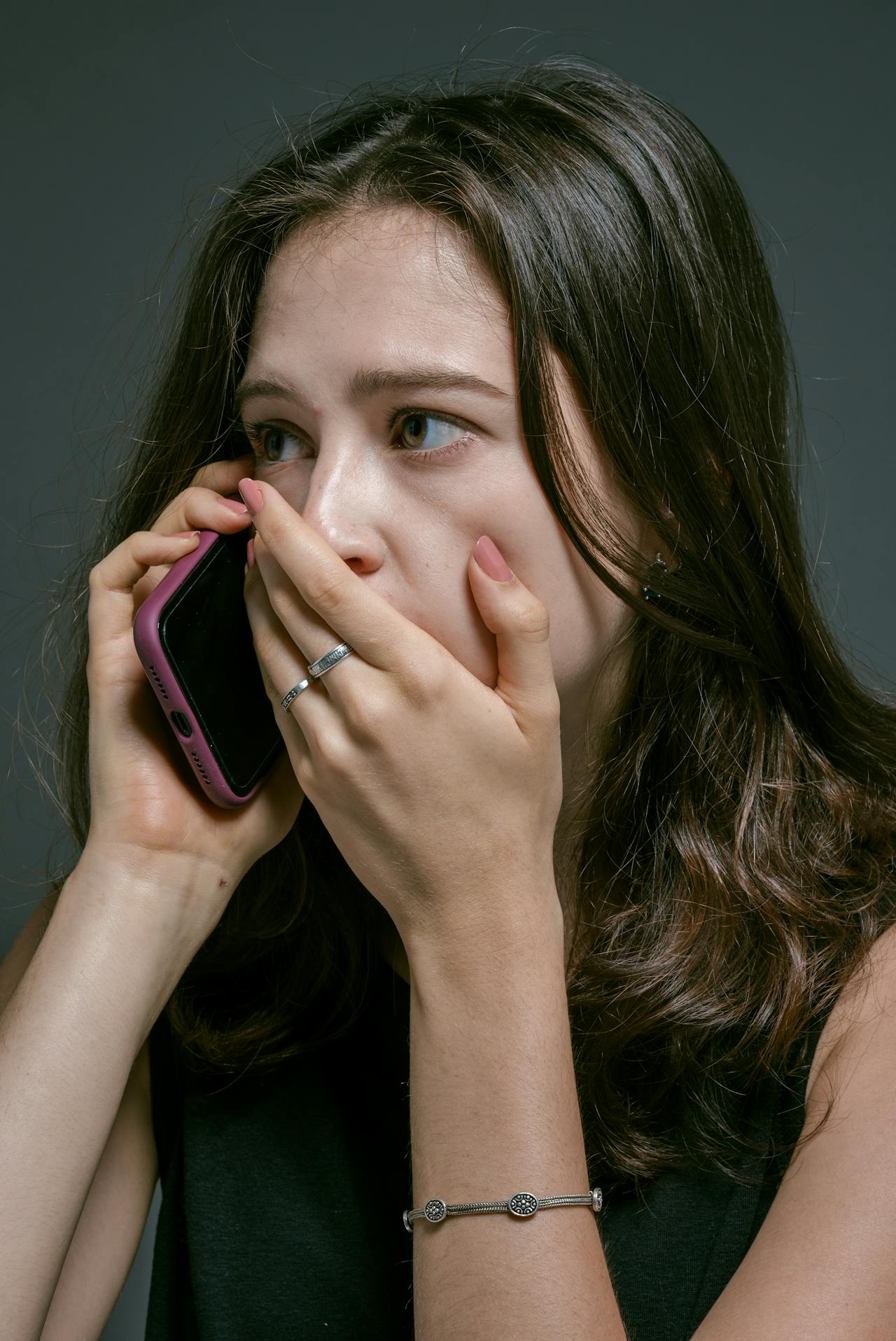 Eine verzweifelte Frau beim Telefonieren | Quelle: Pexels
