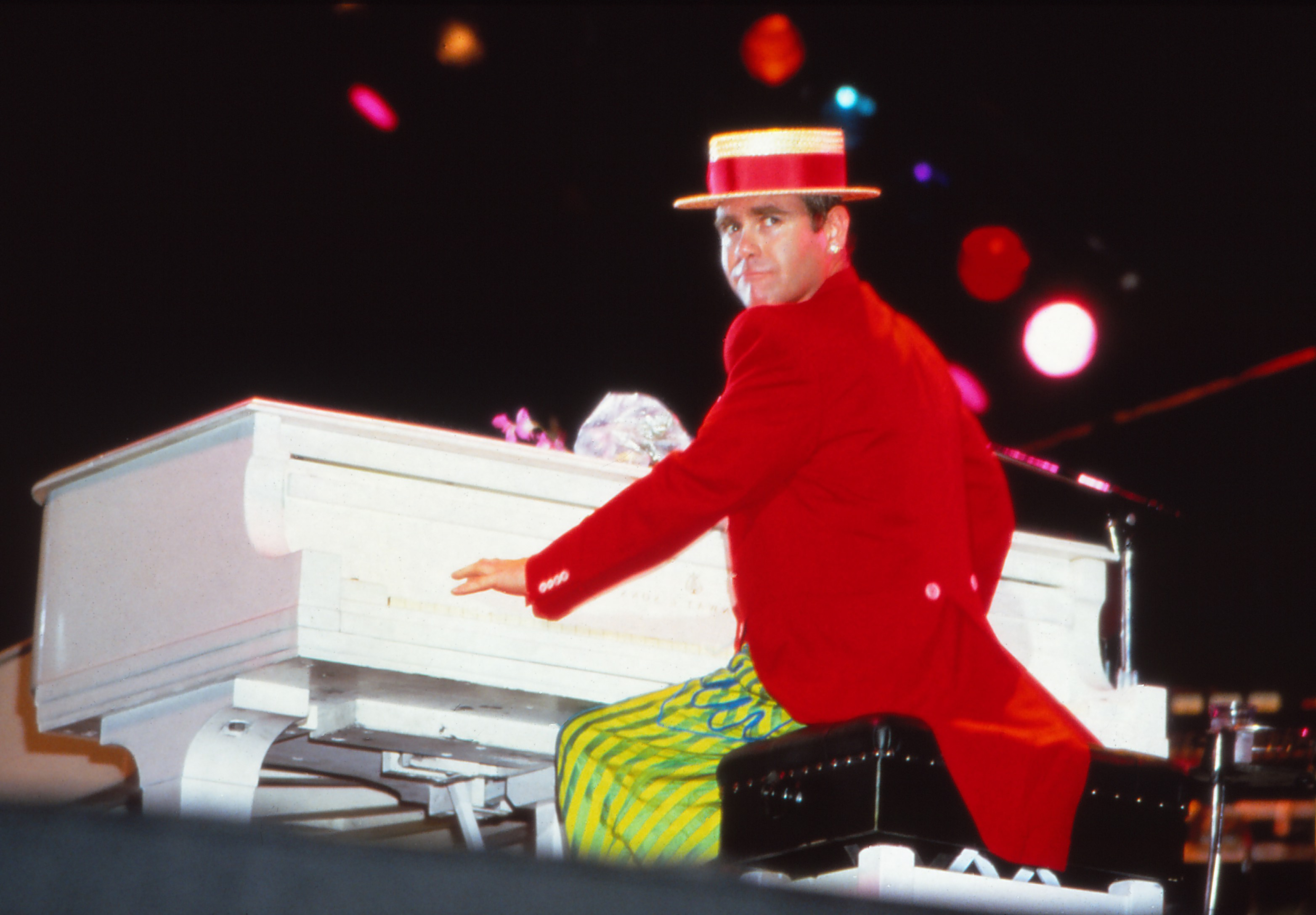 Elton John bei einem Auftritt während seiner "Breaking Hearts"-Tour am 28. August 1984 in San Francisco. | Quelle: Getty Images