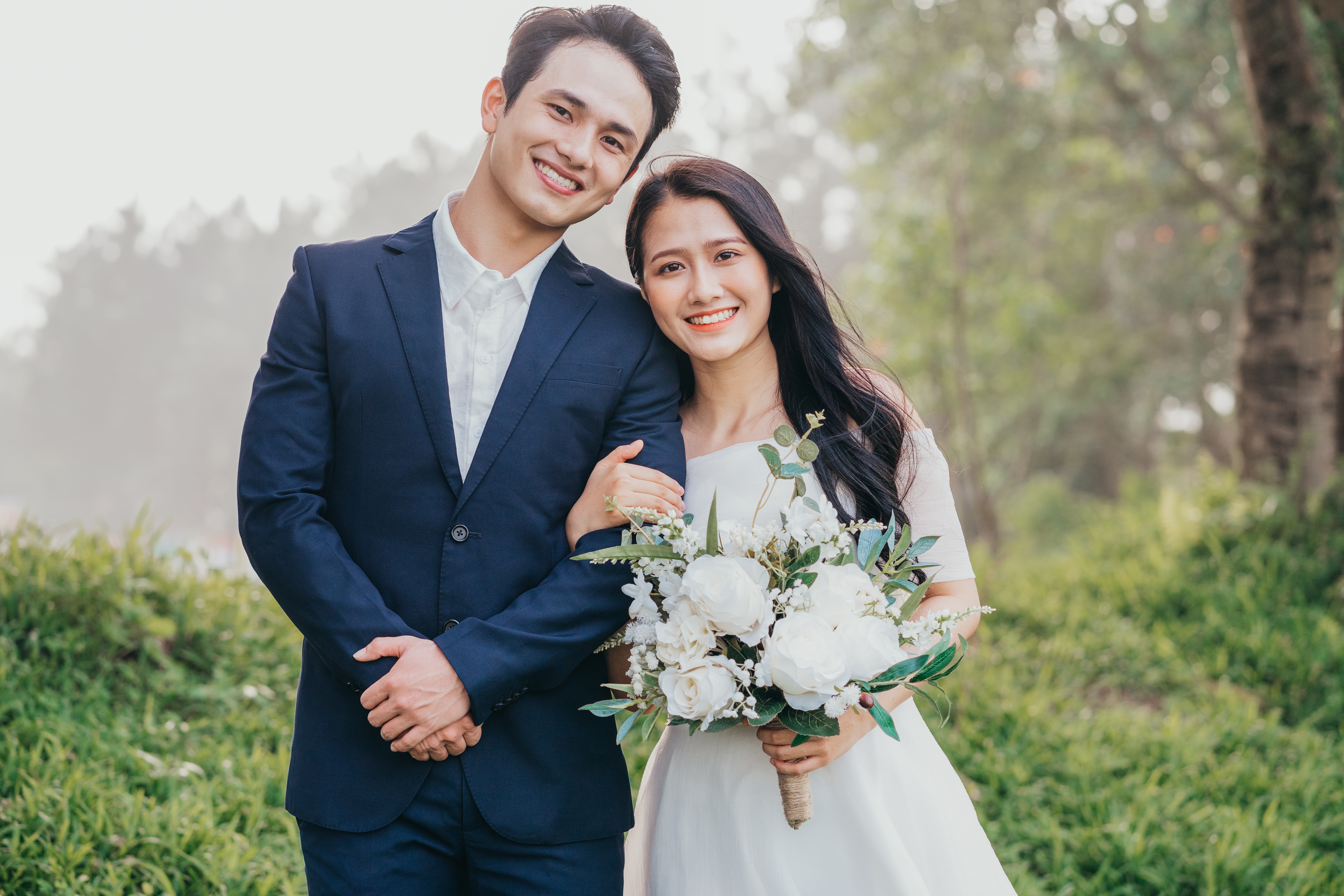 Ein junges Paar an seinem Hochzeitstag | Quelle: Shutterstock