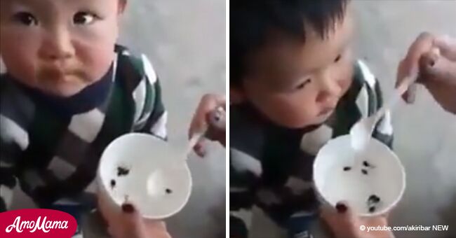 Eine Mutter füttert ihren Sohn mit Kaulquappen, weil sie glaubt, dass es gut für seine Gesundheit ist