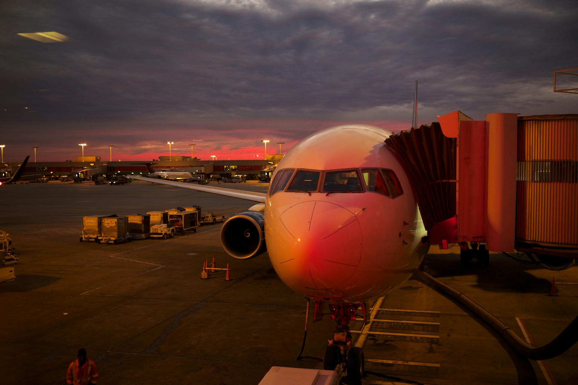 Ein am Flughafen geparktes Flugzeug bei Nacht | Quelle: Pexels