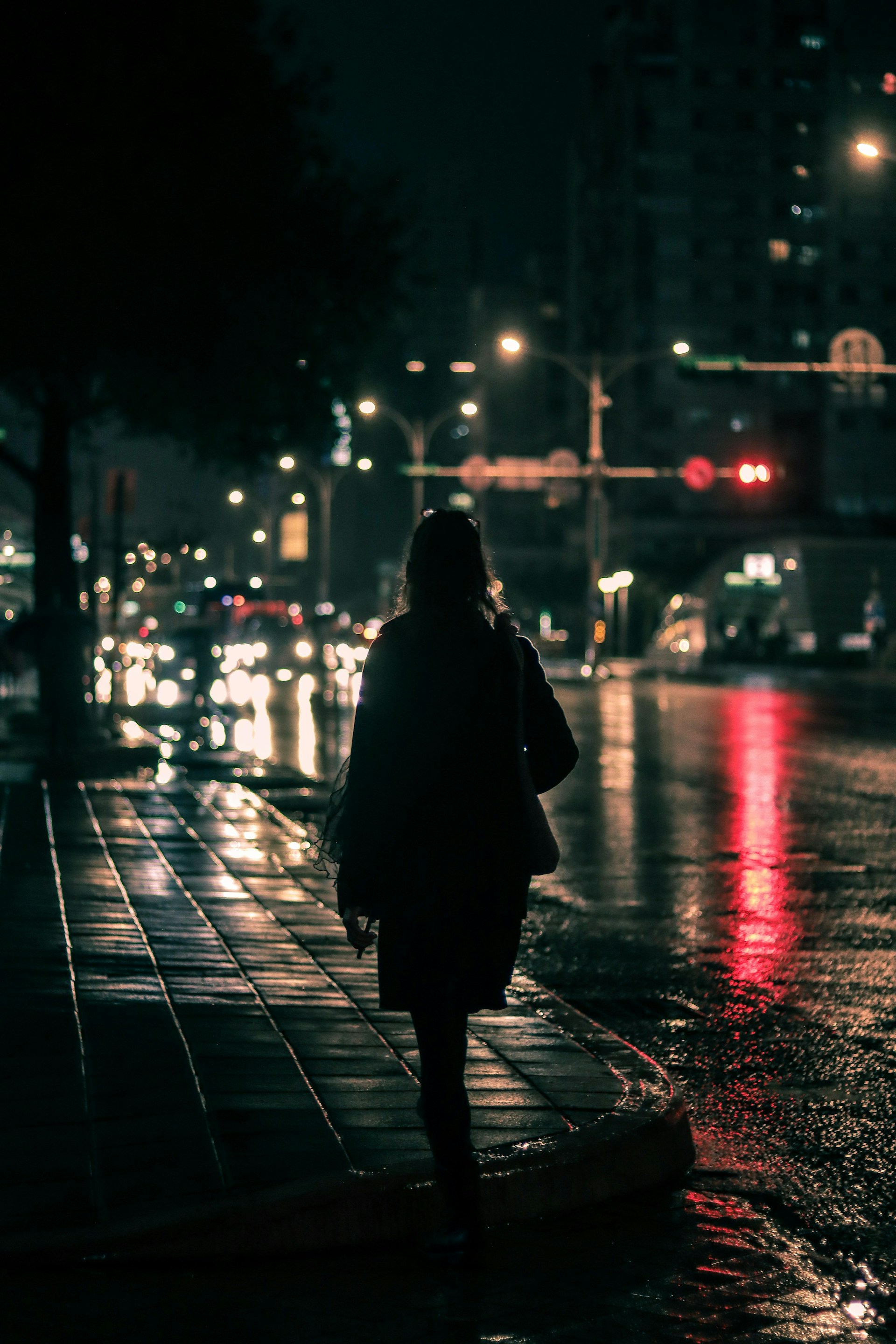 Eine Frau, die nachts auf der Straße geht | Quelle: Unsplash