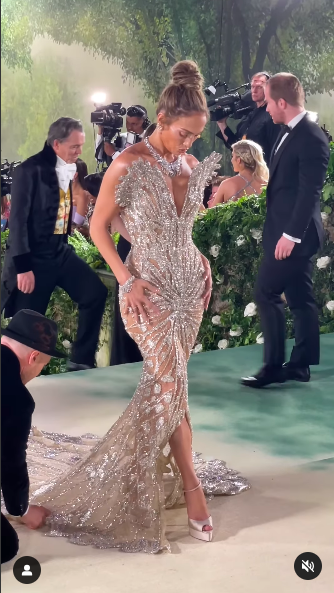 Jennifer Lopez bei der diesjährigen Met Gala, gepostet am 9. Mai 2024 | Quelle: Instagram/heyitsanika