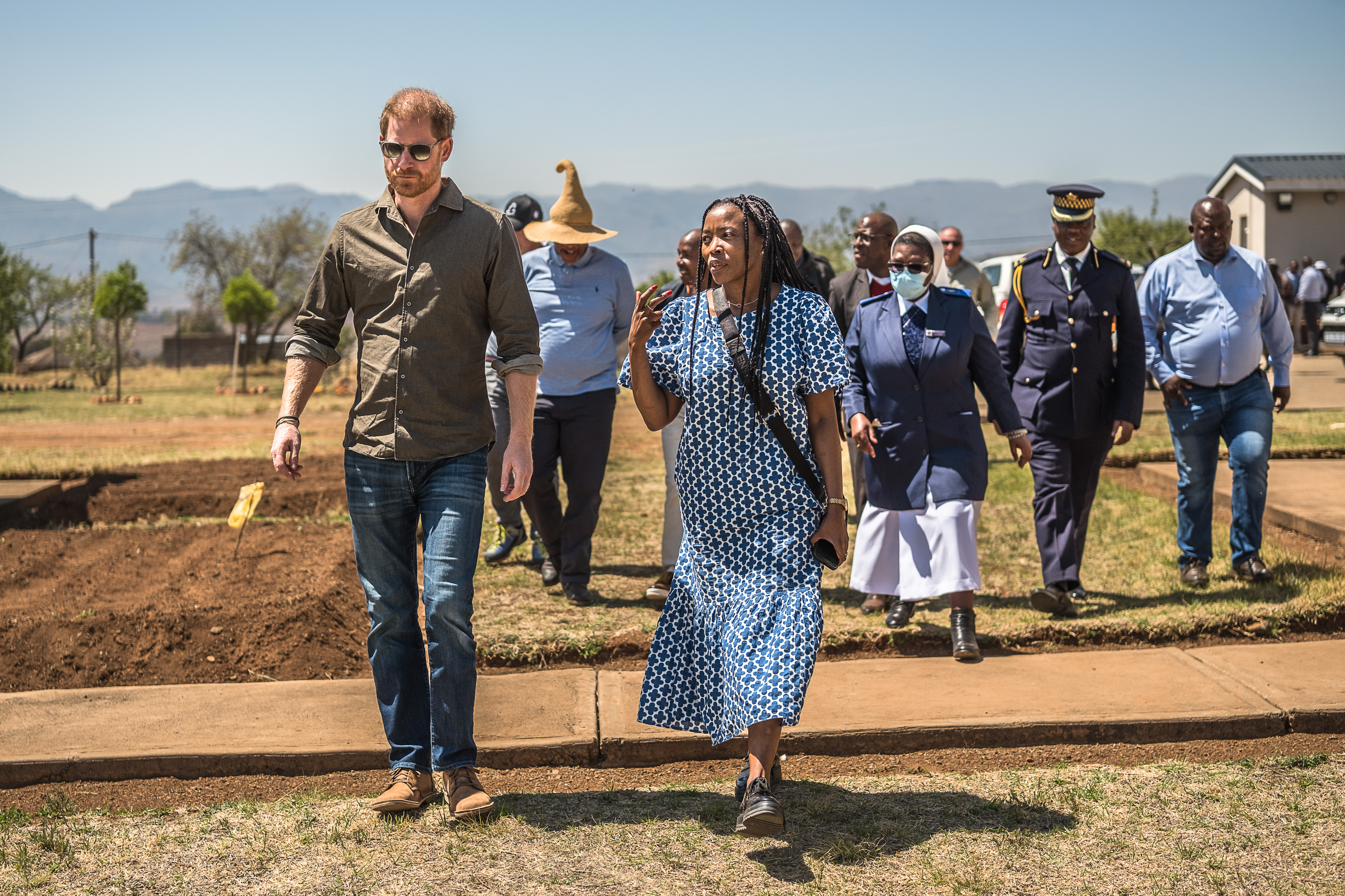 Prinz Harry, Herzog von Sussex und Ntoli Moletsane, Landesdirektor von Lesotho, kommen zu einer besonderen Sentebale-Veranstaltung, um die Pointmain Health Facility am 2. Oktober 2024 zu besuchen | Quelle: Getty Images