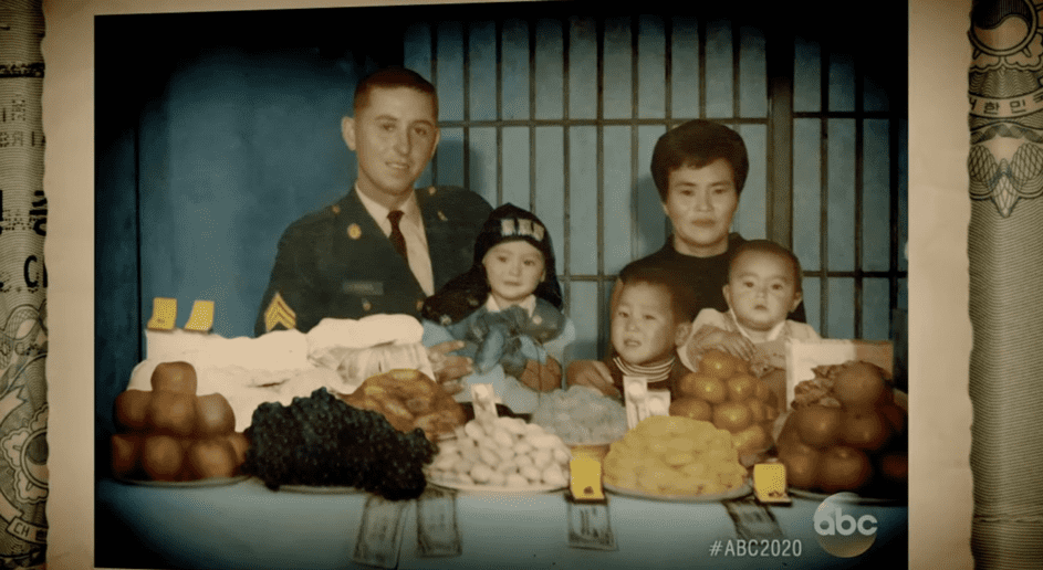 Ein Familienfoto von Thomas, Connie, ihren Zwillingen und Connies Sohn Jae-Im. | Quelle: YouTube.com/ABC News
